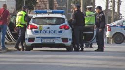 Мъж нападна с нож съпругата си и нейните родители, тримата се борят за живота си