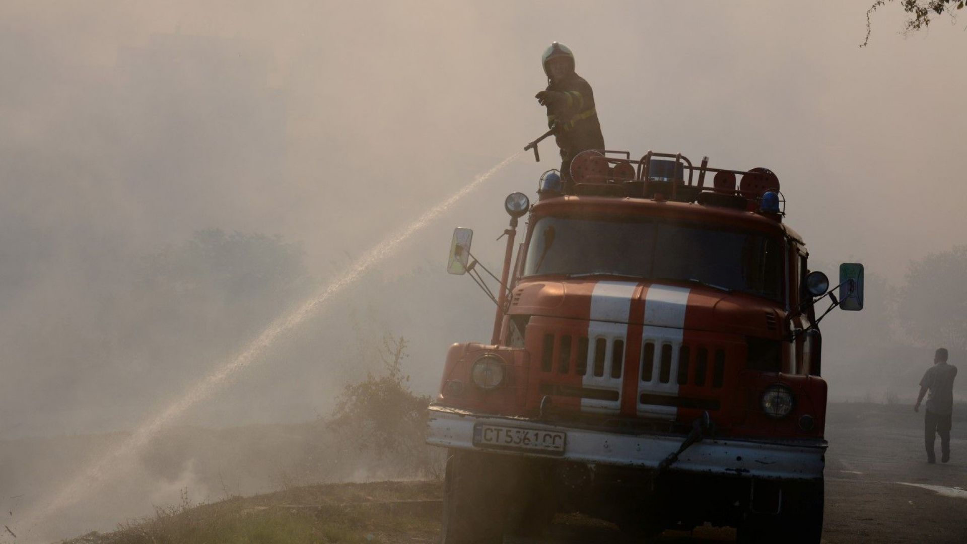 Голям пожар гори над казанлъшкото село Горно Черковище Огънят е