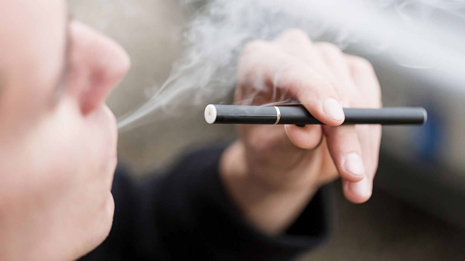Електронните цигари съдържат никотинова течност а проблемът с нея освен