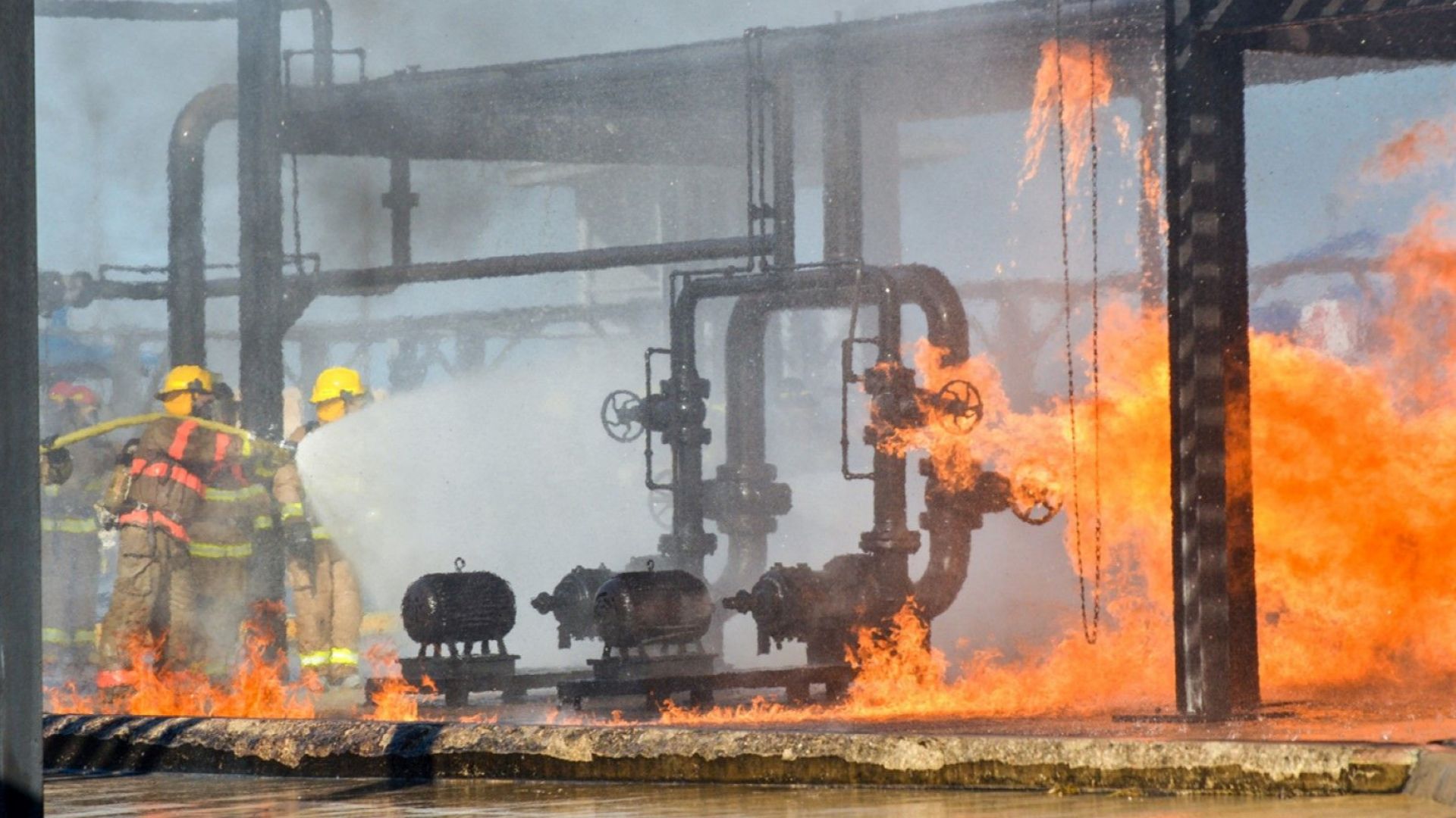 Нападения с дронове са предизвикали пожар в две големи петролни
