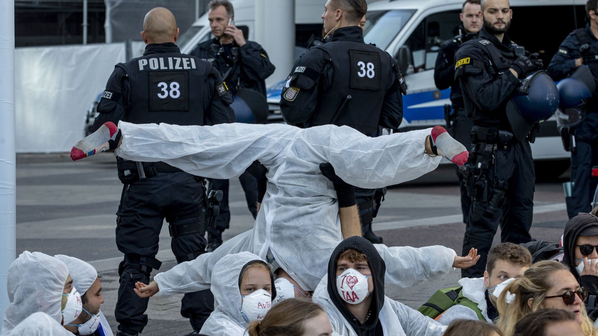 Стотици протестиращи блокираха главния вход към международното автомобилно изложение във