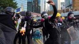 Коктейл "Молотов" и водни оръдия на протест в Хонконг 