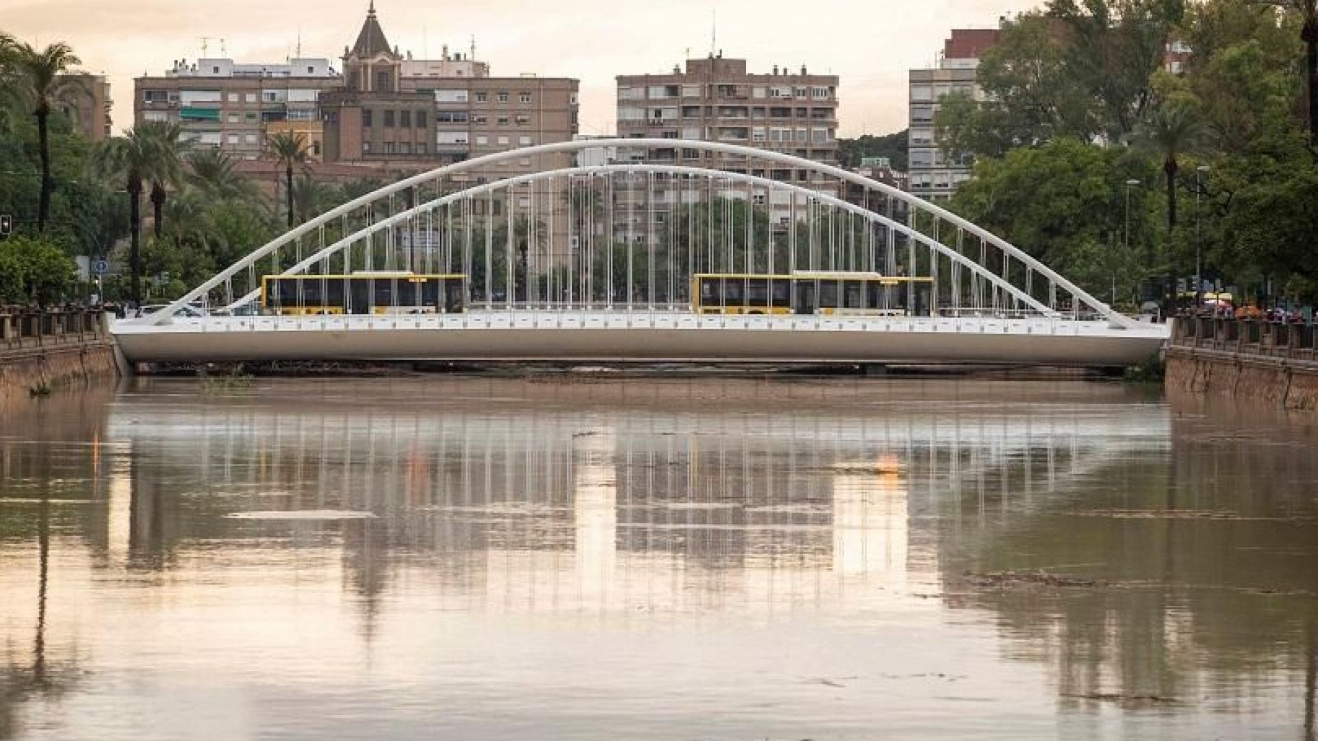 Стотици хора бяха евакуирани заради наводненията в Югоизточна Испания съобщиха