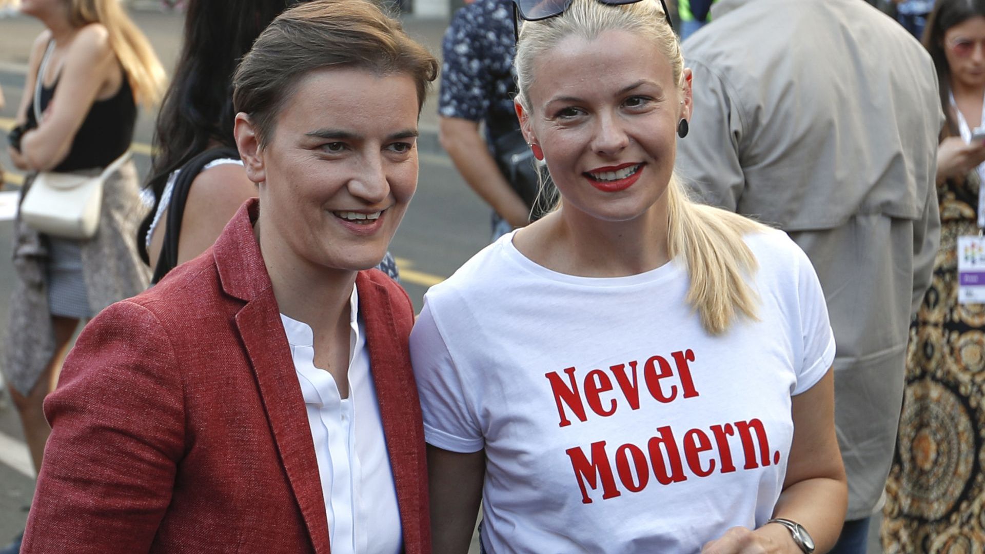 Започна гей парадът в Белград, сред присъстващите са и премиерът Ана Бърнабич и партньорката й