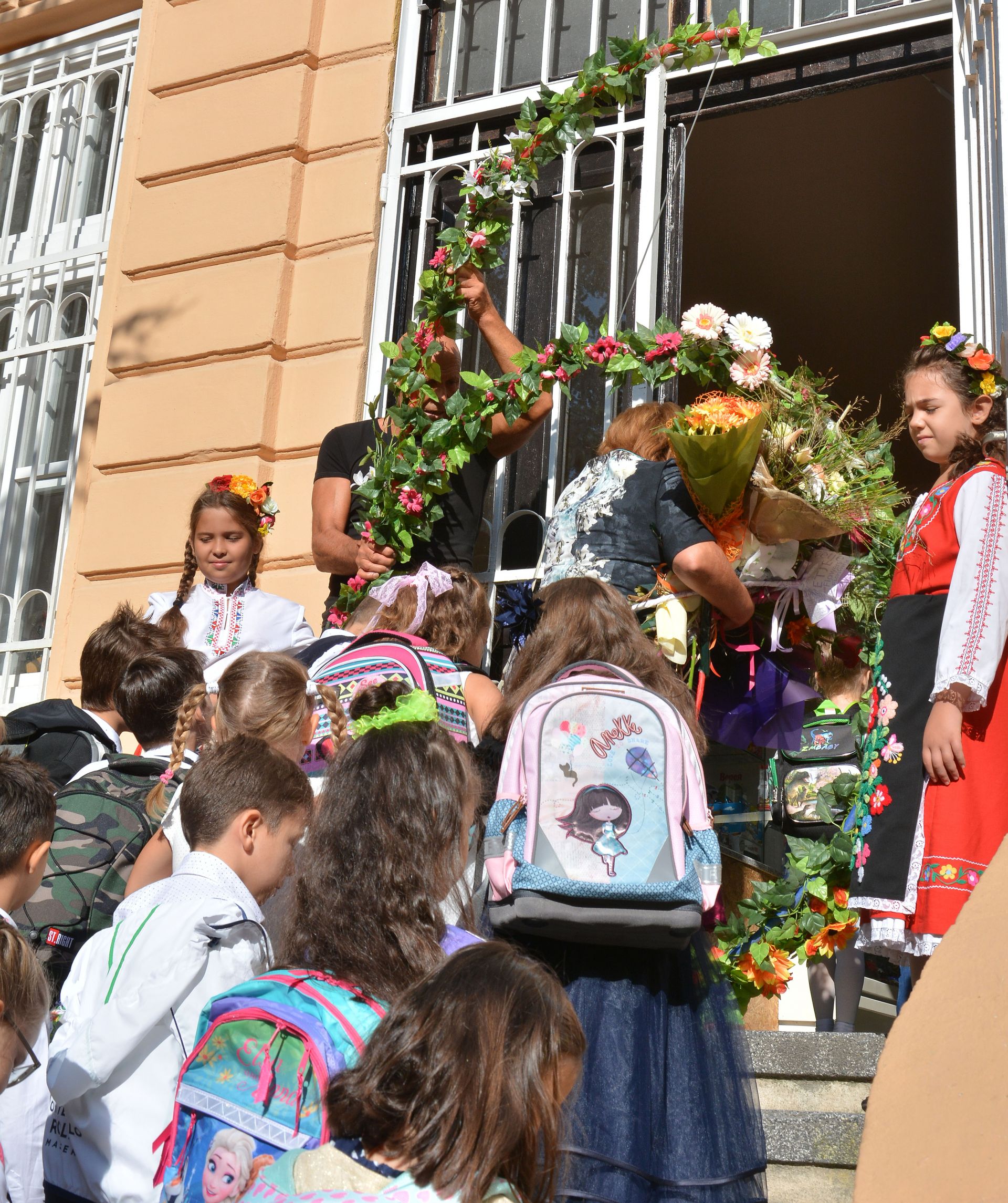 Под аплодисментите на родители и близки, най-малките ученици първи прекрачиха прага на Националното училище по изкуствата "Добри Христов" във Варна