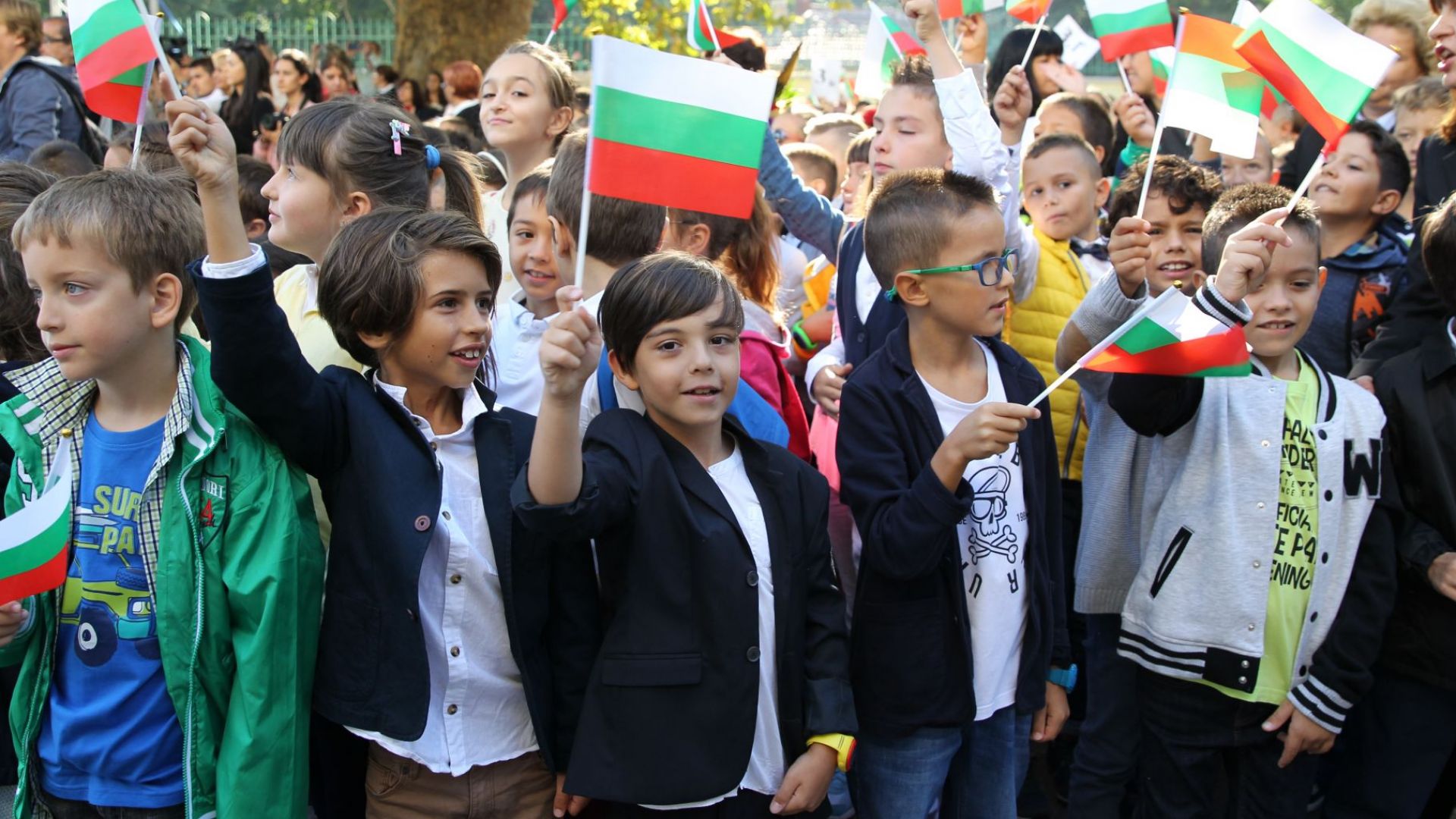 Първият учебен ден беше посрещнат в 2400 училища в страната