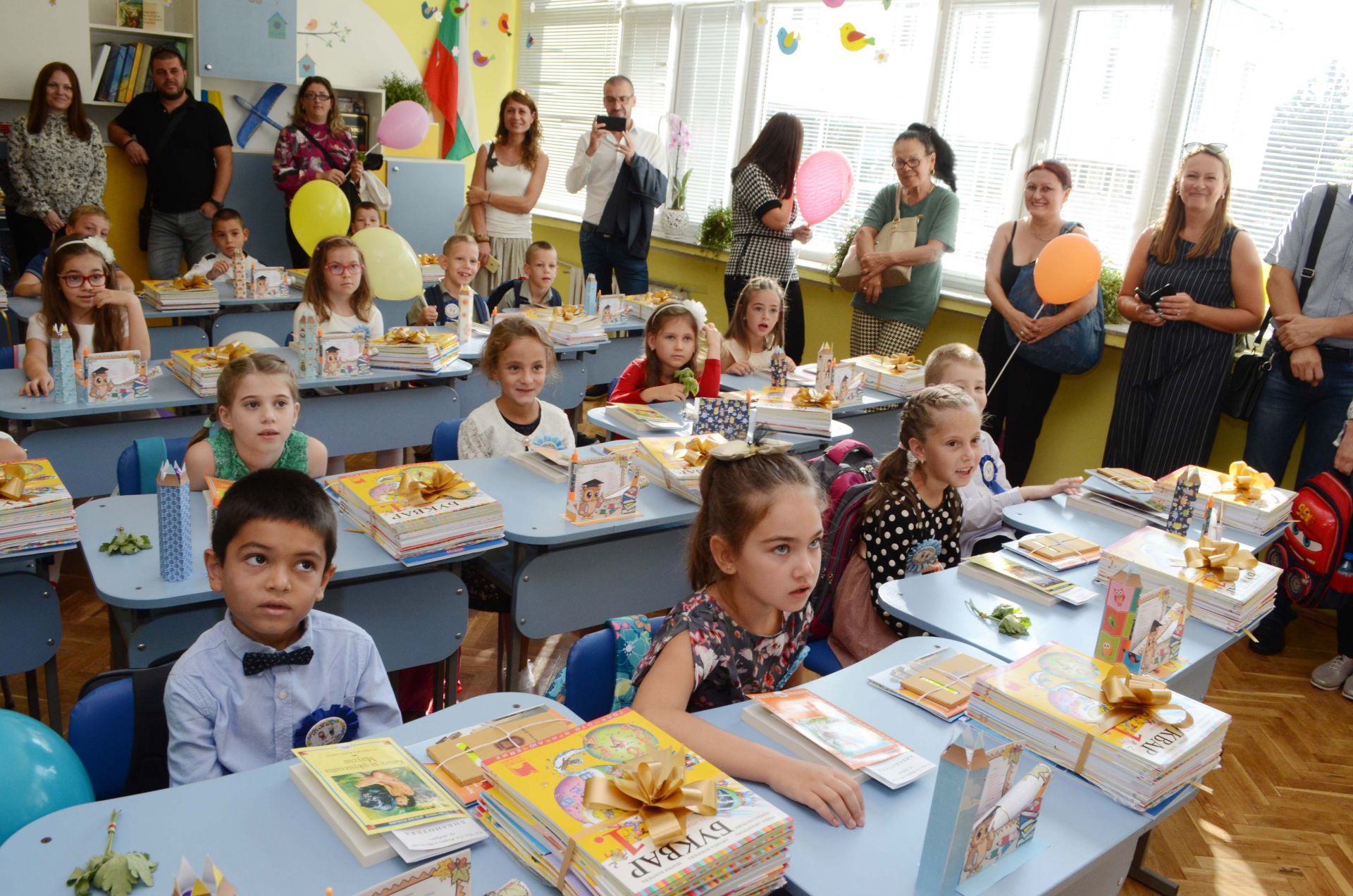 Кметът на Добрич Йордан Йорданов откри новата учебна година в Средно училище "Св. Св. Кирил и Методий". 