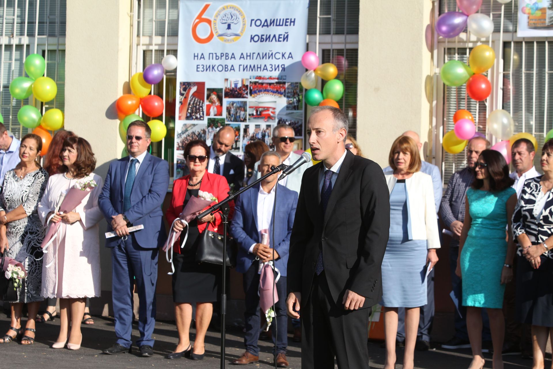 Министърът на образованието Красимир Вълчев открива новата учебната година в Първа английска гимназия и 112 основно училище „Стоян Заимов“