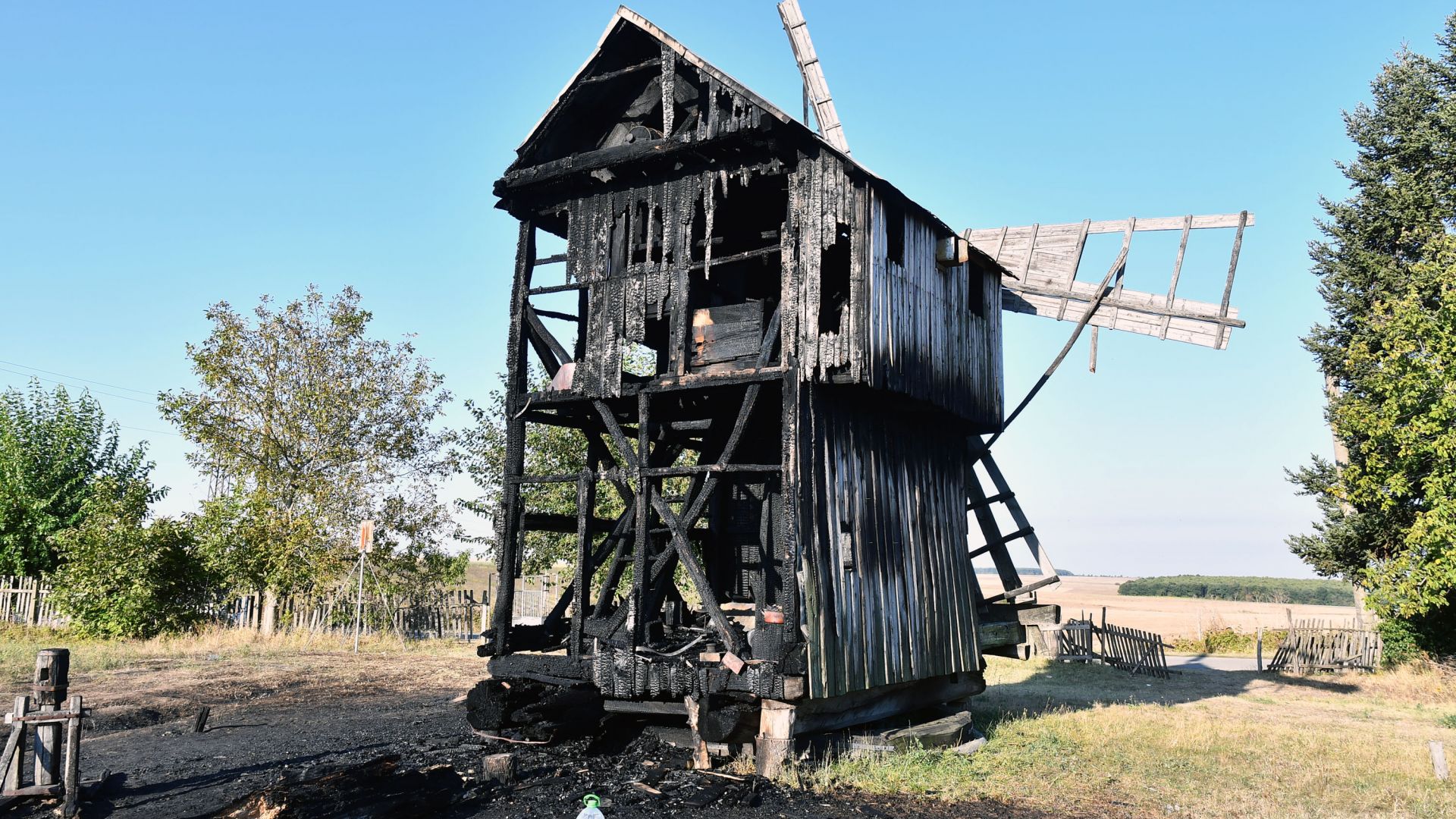 Пожар изпепели вятърната мелница в исперихското село Белинци съобщиха от