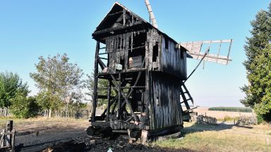 Пожар изпепели вековна вятърна мелница край Исперих (снимки)