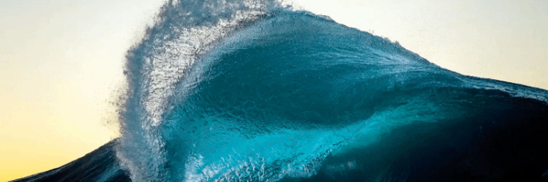 Оператор и фотограф ни хипнотизират с движещи се океански вълни 