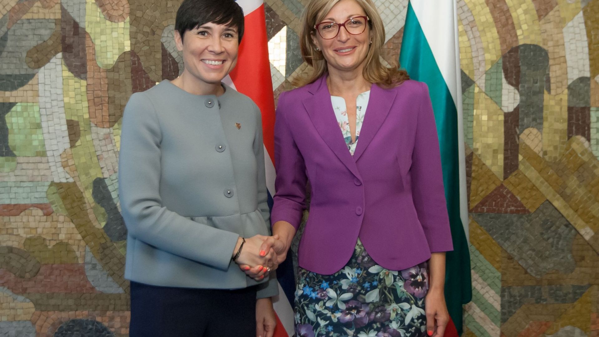 Вицепремиерът и външен министър Екатерина Захариева и министърът на външните