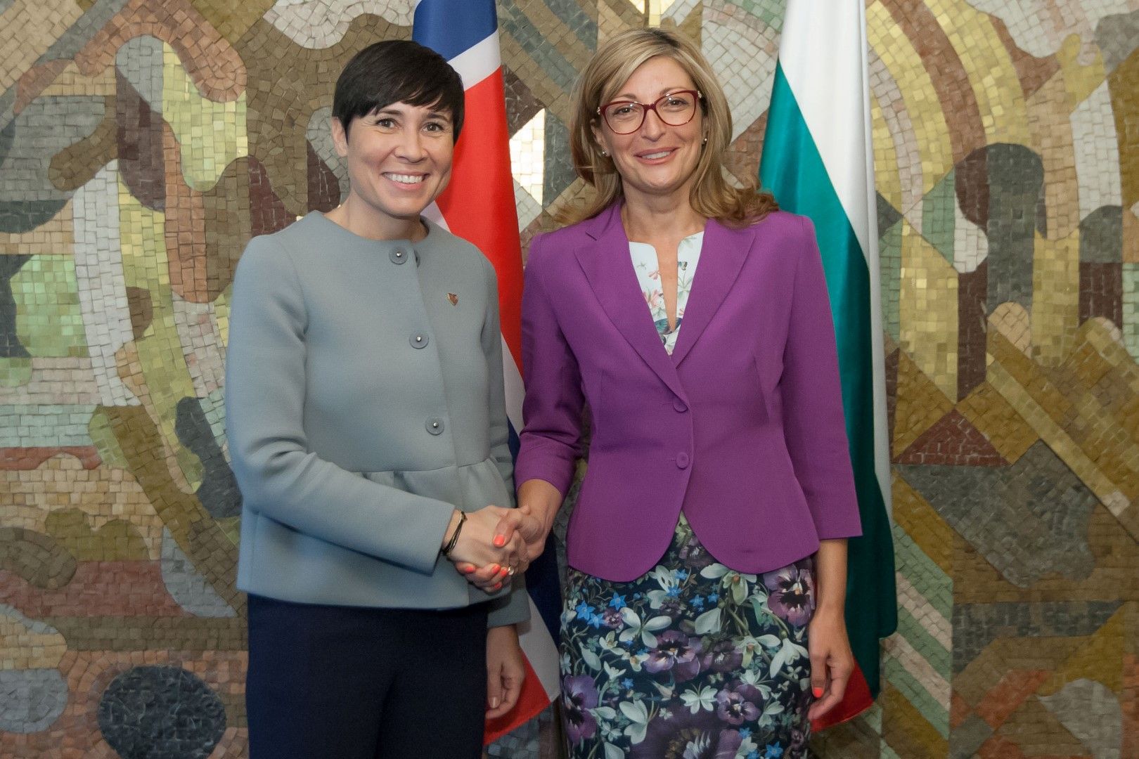 Вицепремиерът и външен министър Екатерина Захариева и министърът на външните работи на Норвегия Ине Сьорайде