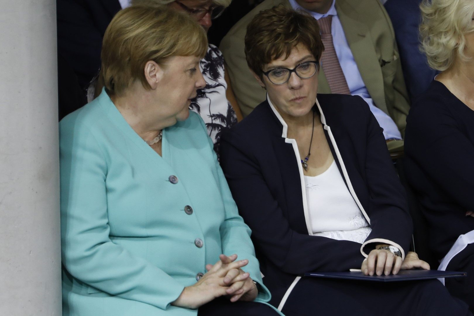Анегрет Крамп-Каренбауер и Ангела Меркел на събитие на 24 юли 2019 г.