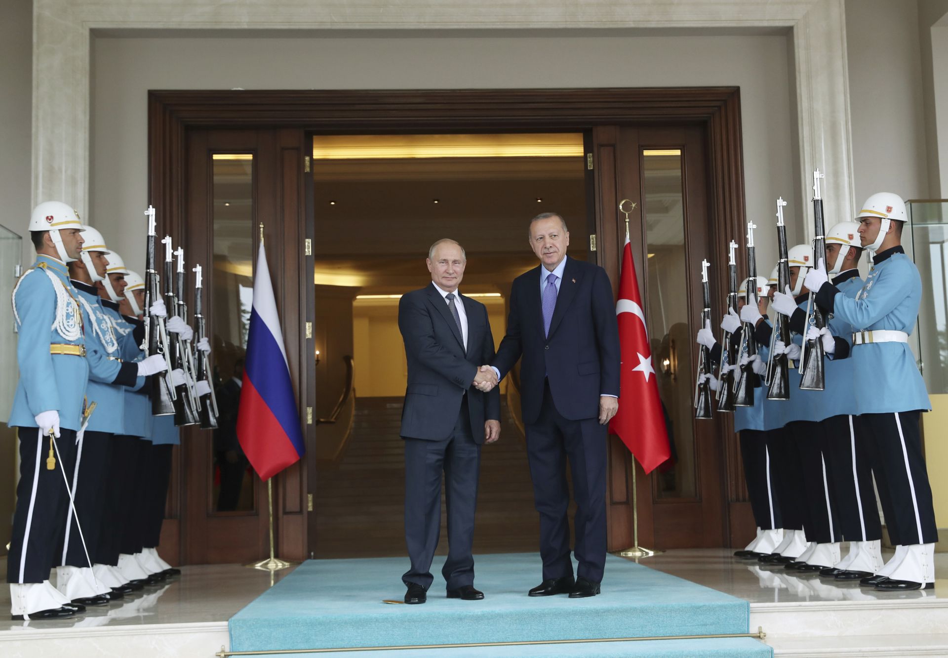 Русия и Турция водят преговори за доставки на нови перспективни оръжия, каза днес руският президент Владимир Путин