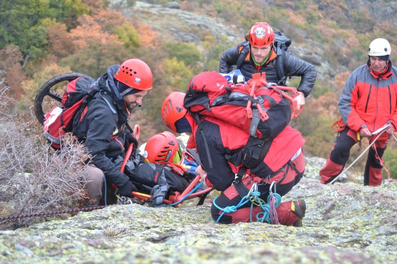 30 планински спасители са се включили в операцията (Снимка архив)