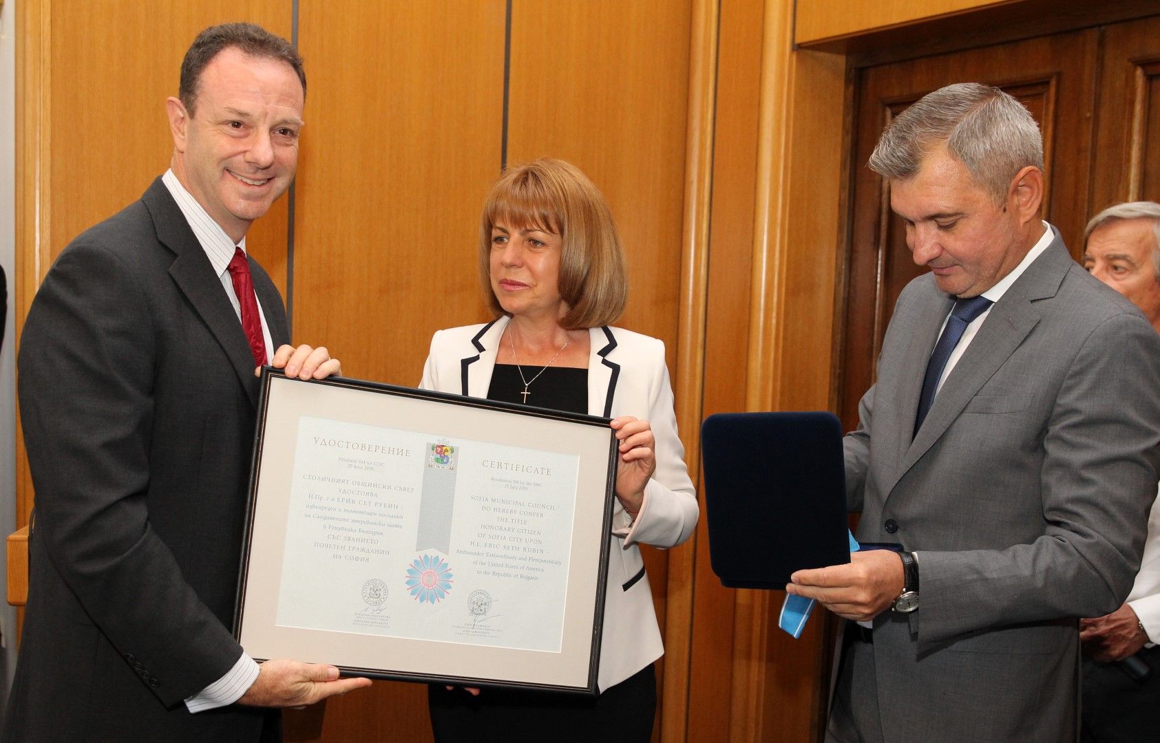  На заседанието званието "Почетен гражданин на София" получи Ерик Рубин - посланик на САЩ, наградата получи Джъстин Фридман(ляво), заместник посланик от кмета Йорданка Фандъкова.