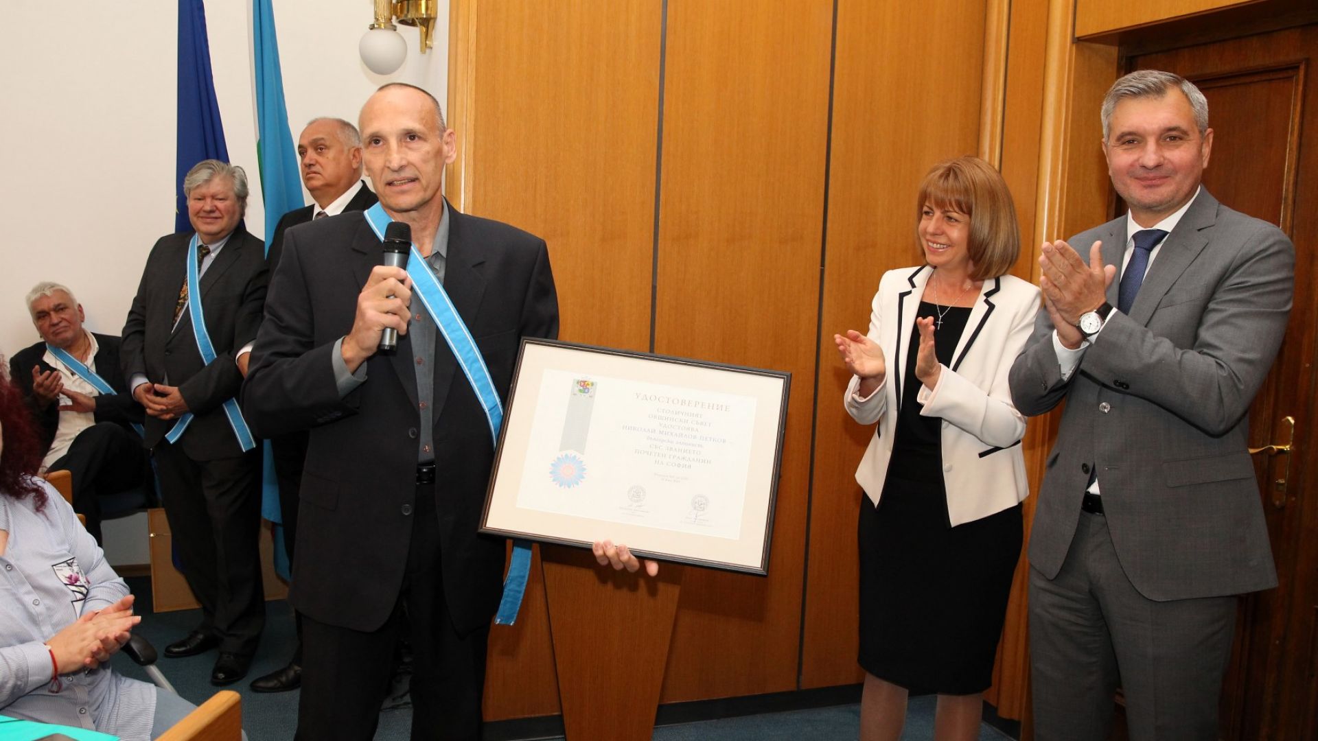 На заседанието званието "Почетен гражданин на София" получи алпинистът Николай Петков