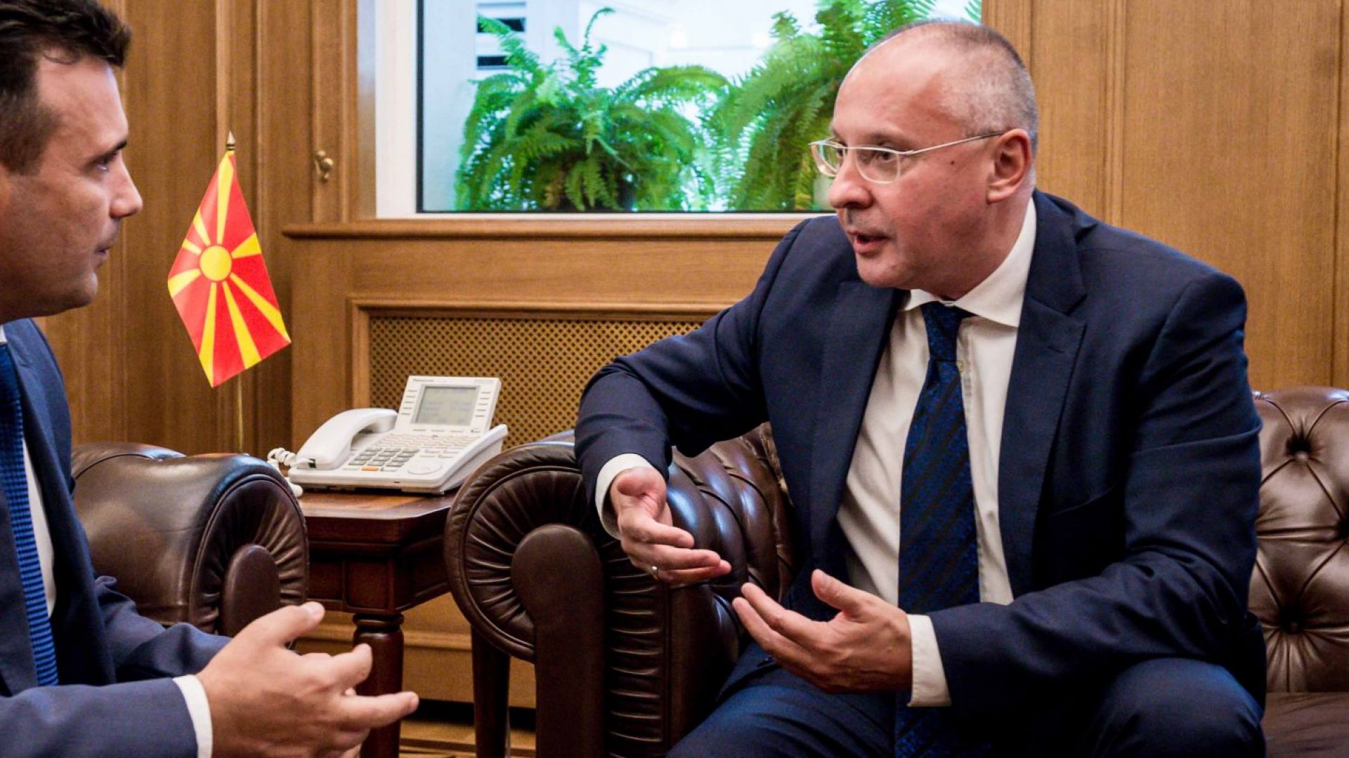 От името на социалистите в Европа предадох на премиера Заев