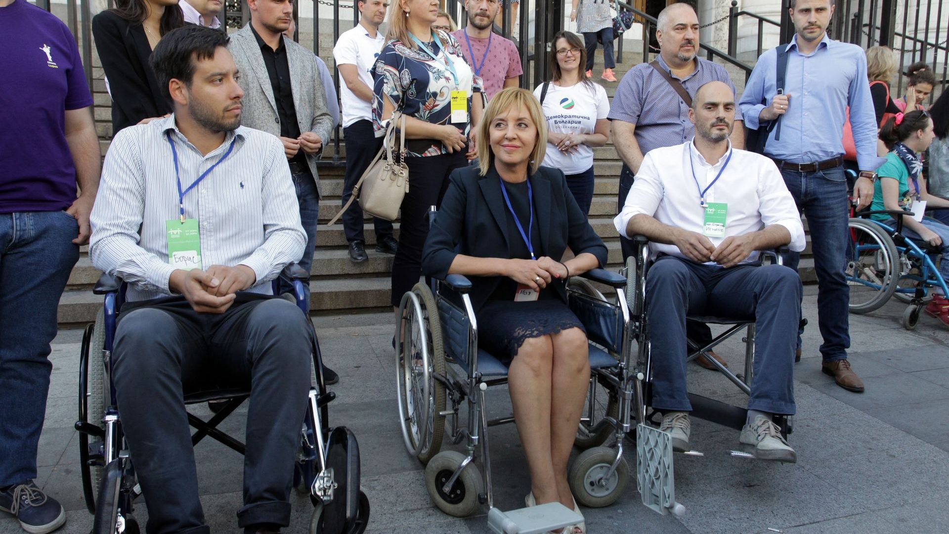 Кандидат-кметове за София седнаха в инвалидни колички (снимки)
