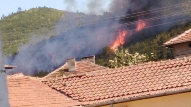 Голям горски пожар над Велинград, призоваха за доброволци (снимки)