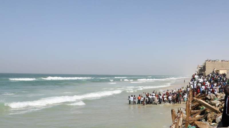 Множество от хора очаква вести от спасителната акция на бреговете на Дакар