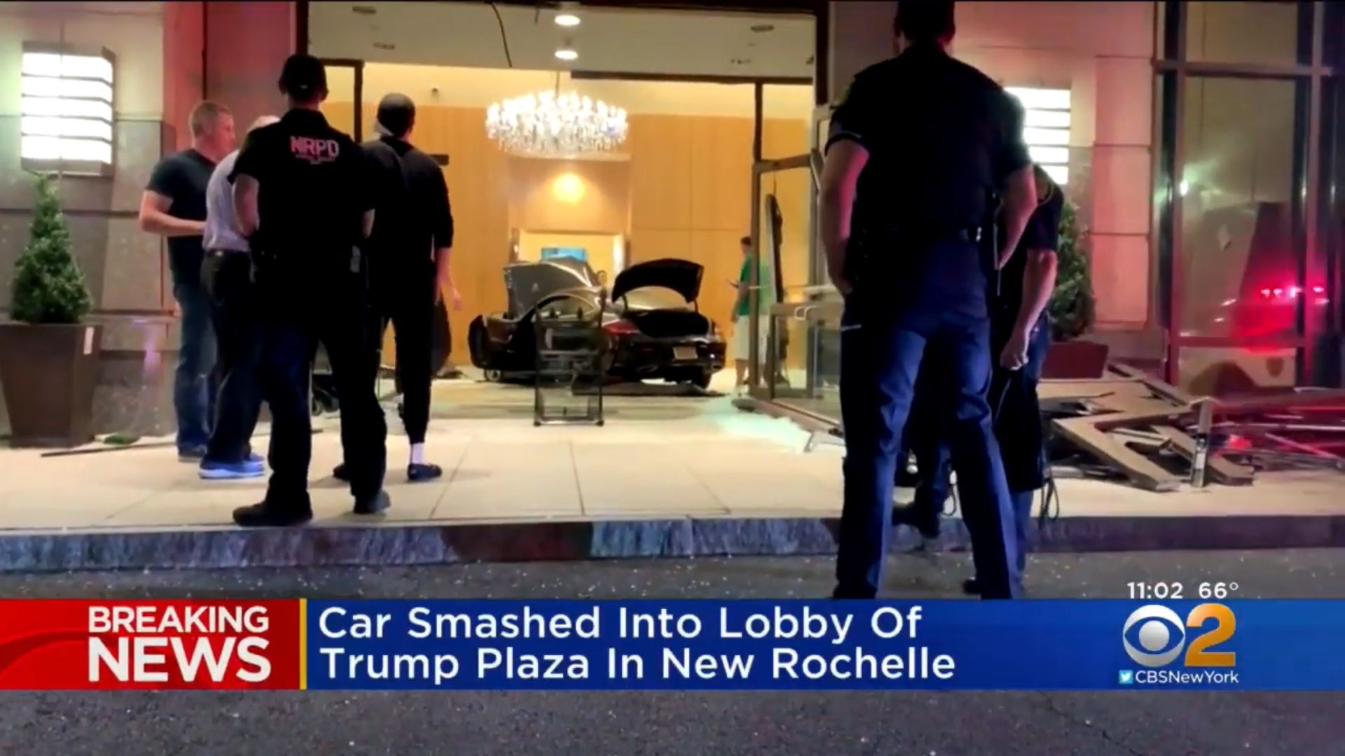 Черен мерцедес катастрофира в централния вход на сграда на президента