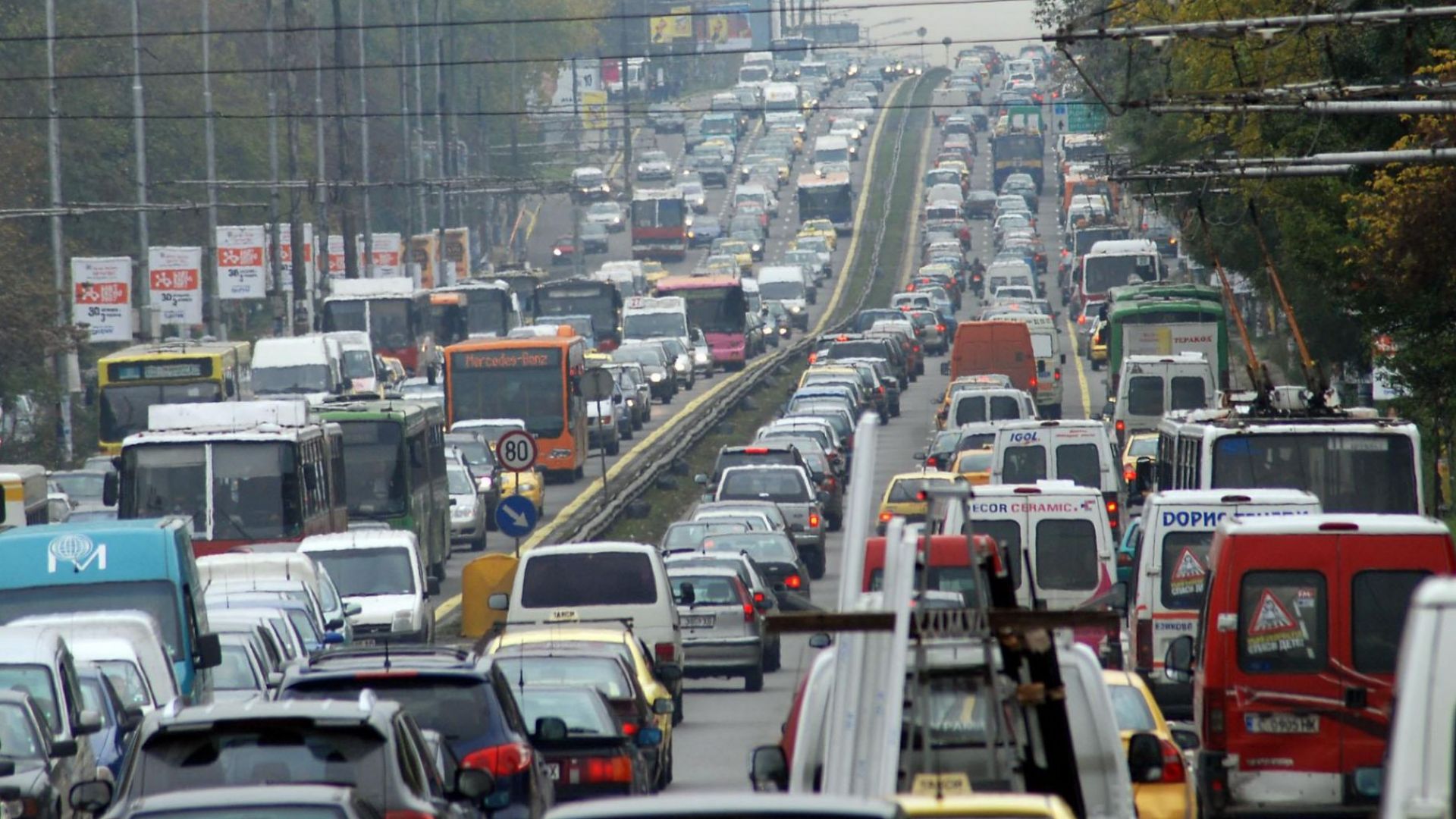Обичайното сутрешно задръстване на Цариградско шосе в София днес прерасна