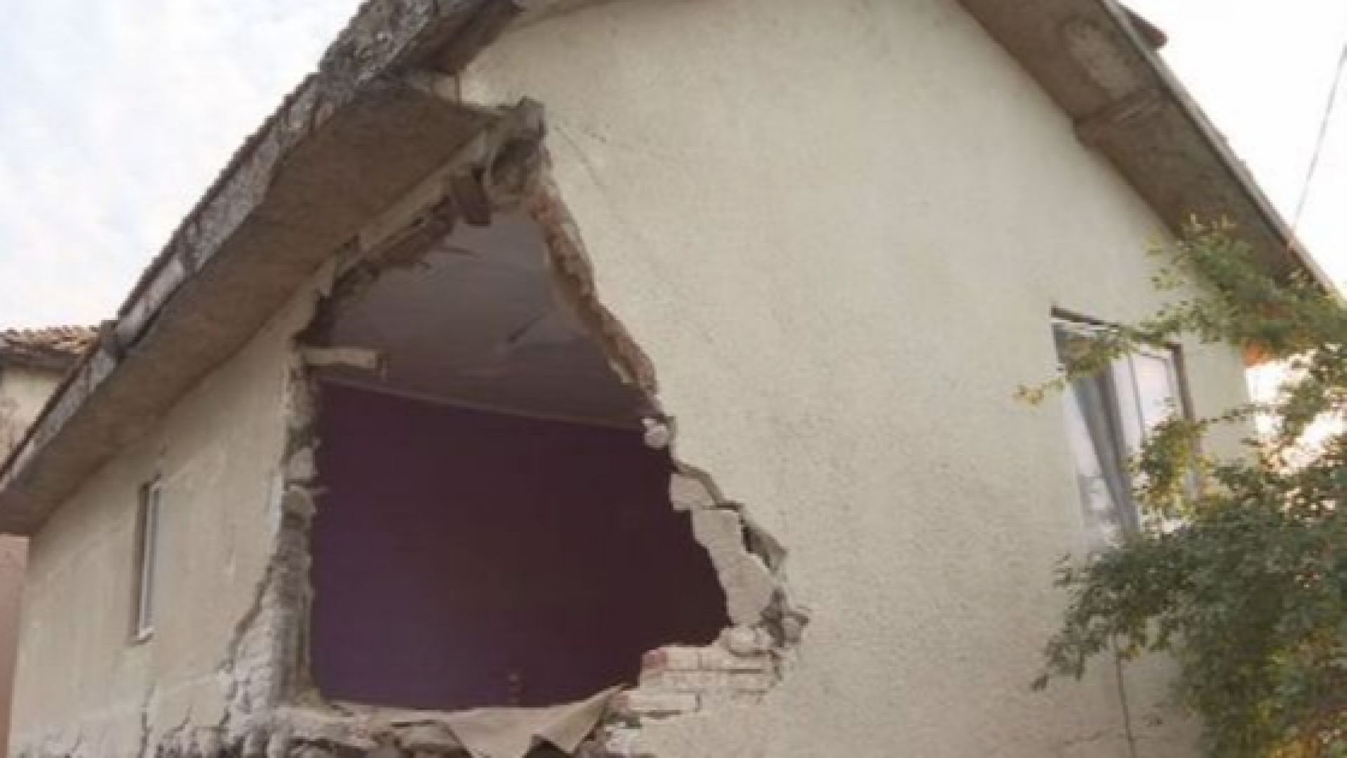 Къщата на семейството от Борован, блъсната от ТИР, е негодна за живеене