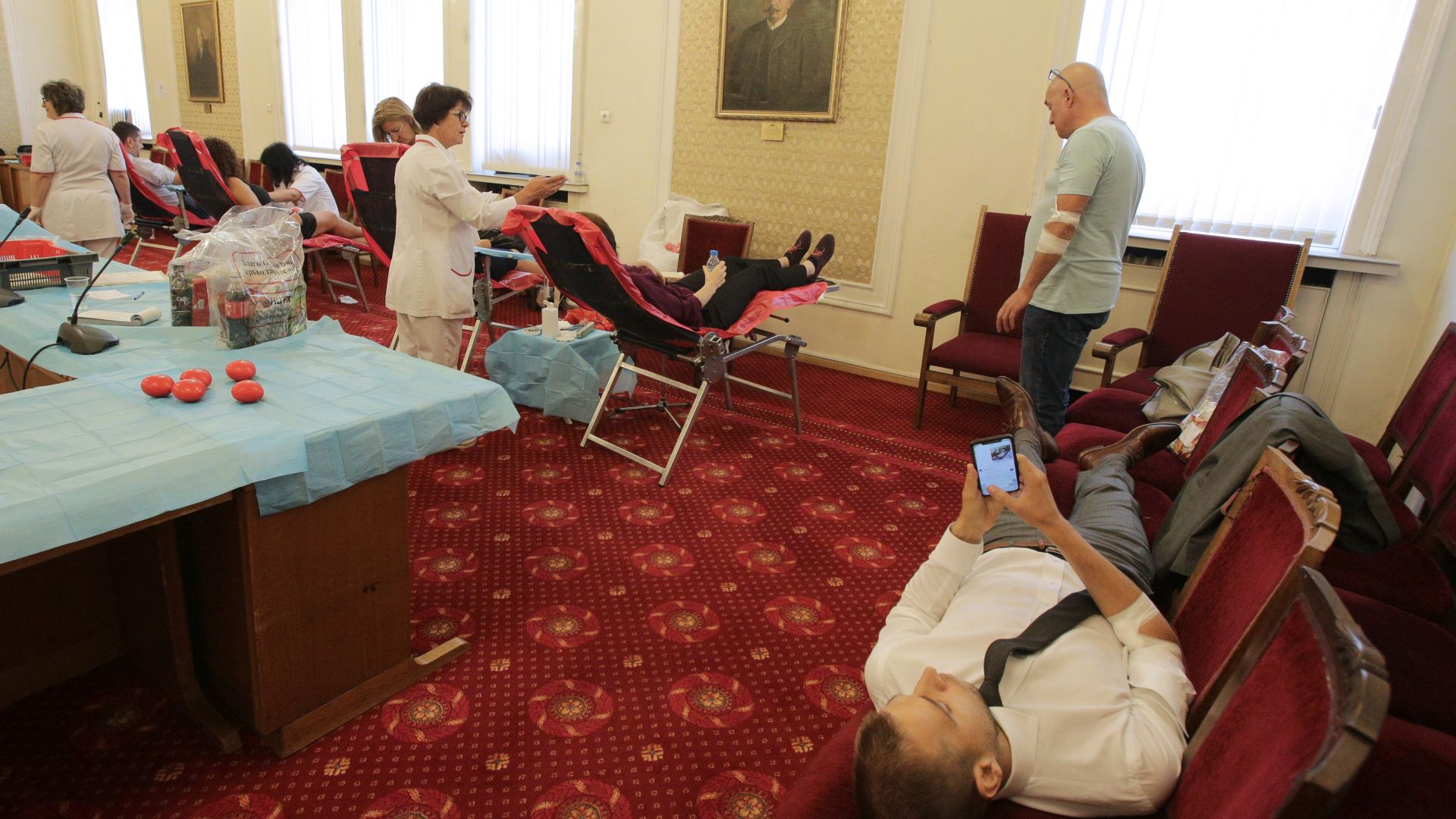 Депутати дариха безвъзмездно кръв (снимки)