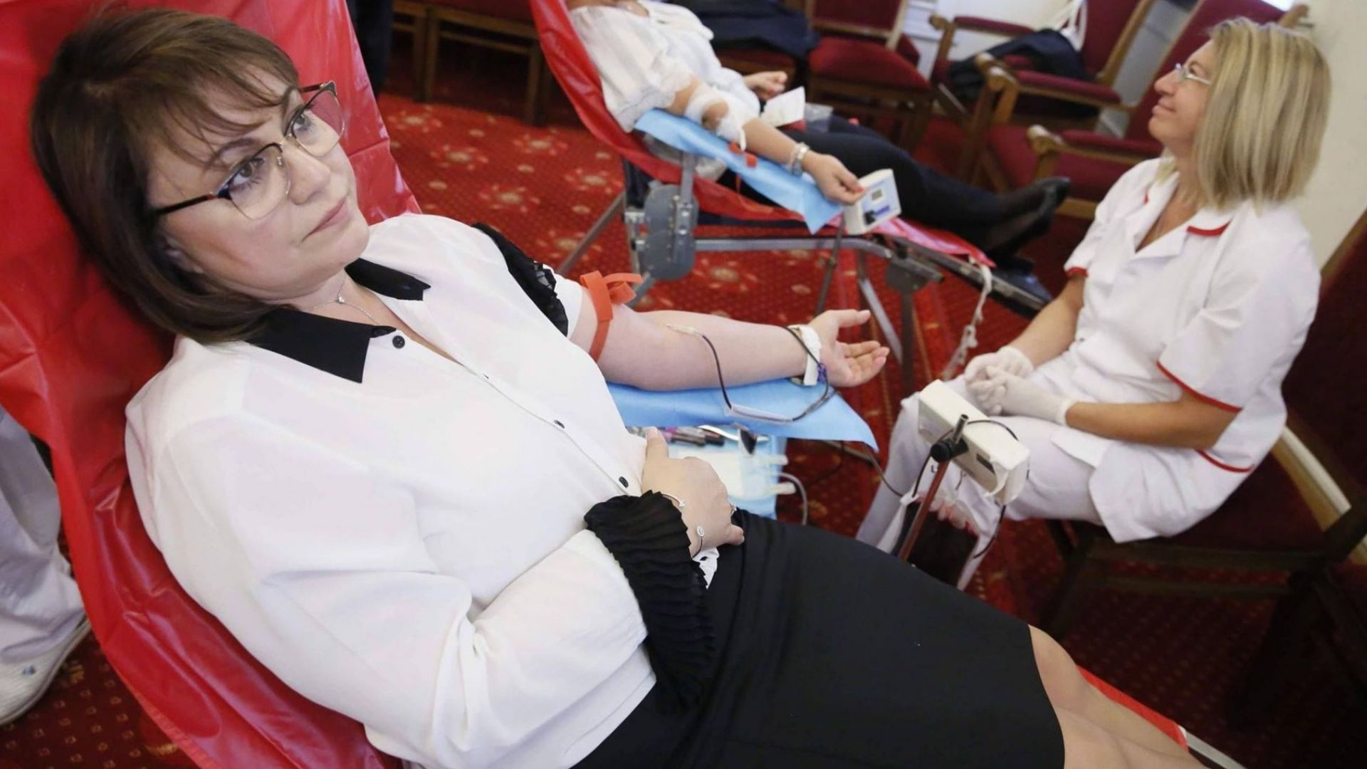 Депутати и служители в Народното събрание дариха безвъзмездно кръв, за