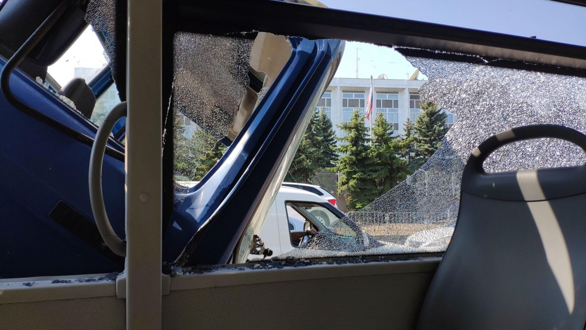 Камион удари градски автобус пред руското посолство в София (снимки)