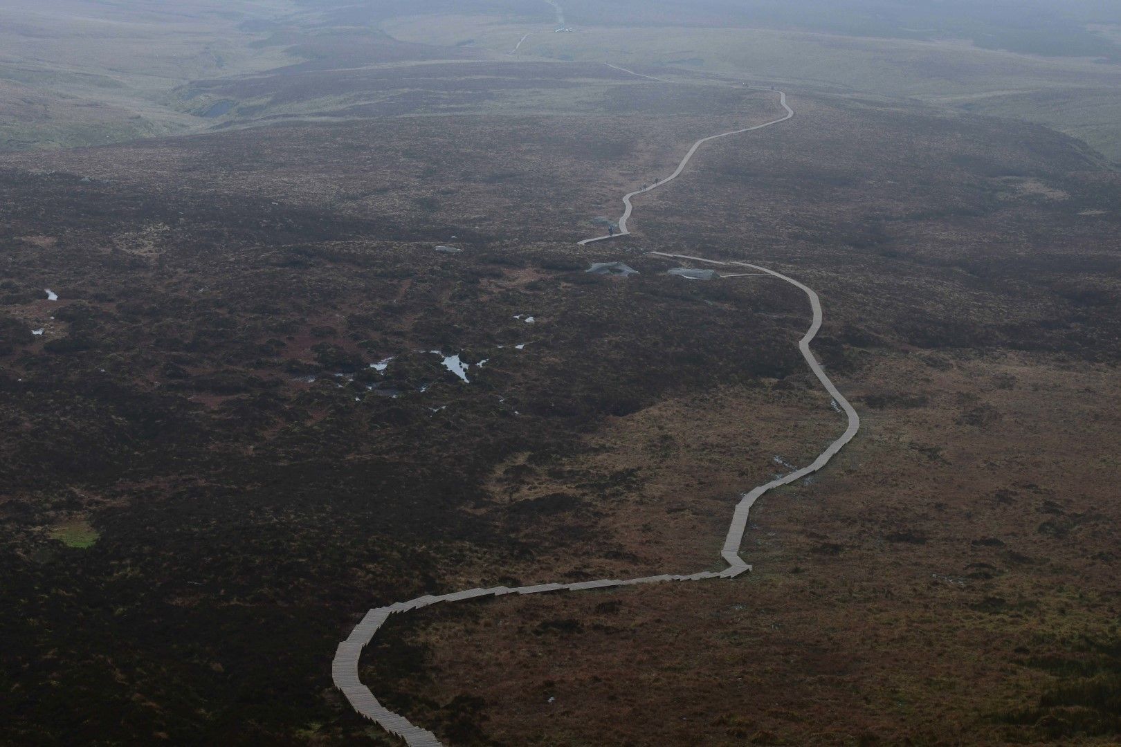Дъсчена "пътека" по граничната бразда между двете Ирландии. Сухоземната граница е дълга 500 км