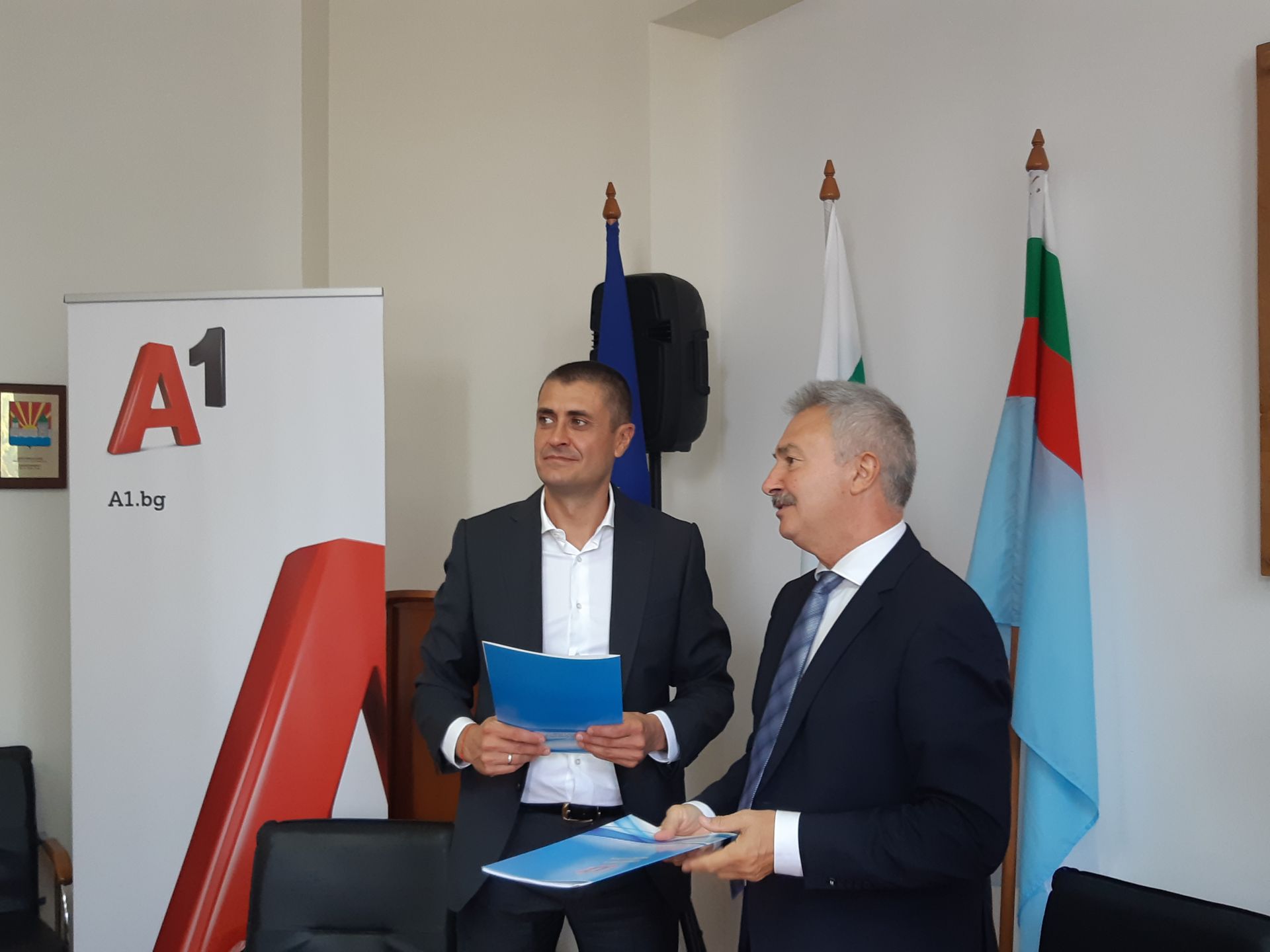 Иван Иванов от А1 и кметът на Монтана Златко Живков подписаха договора