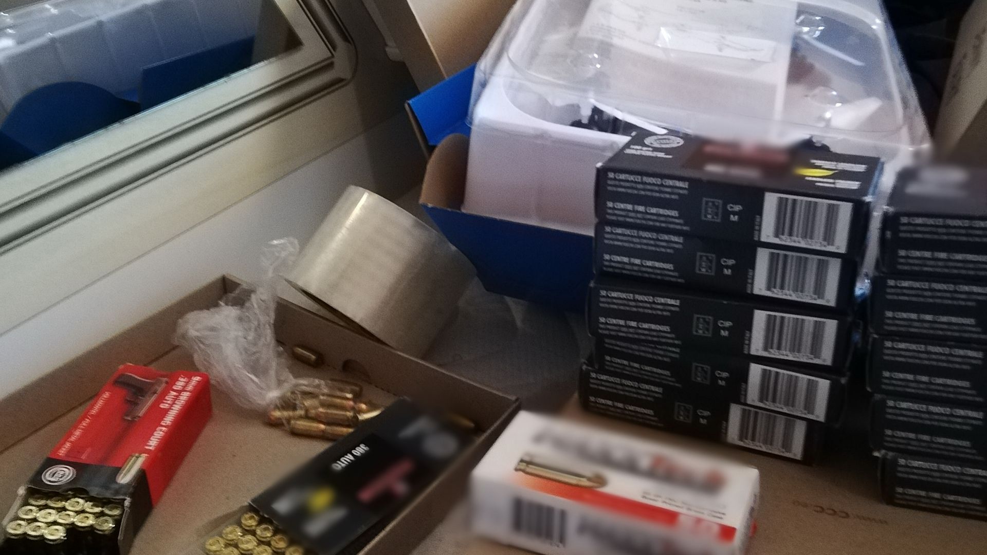 Съдът остави в ареста двама от задържаните трафиканти изнасяли оръжия