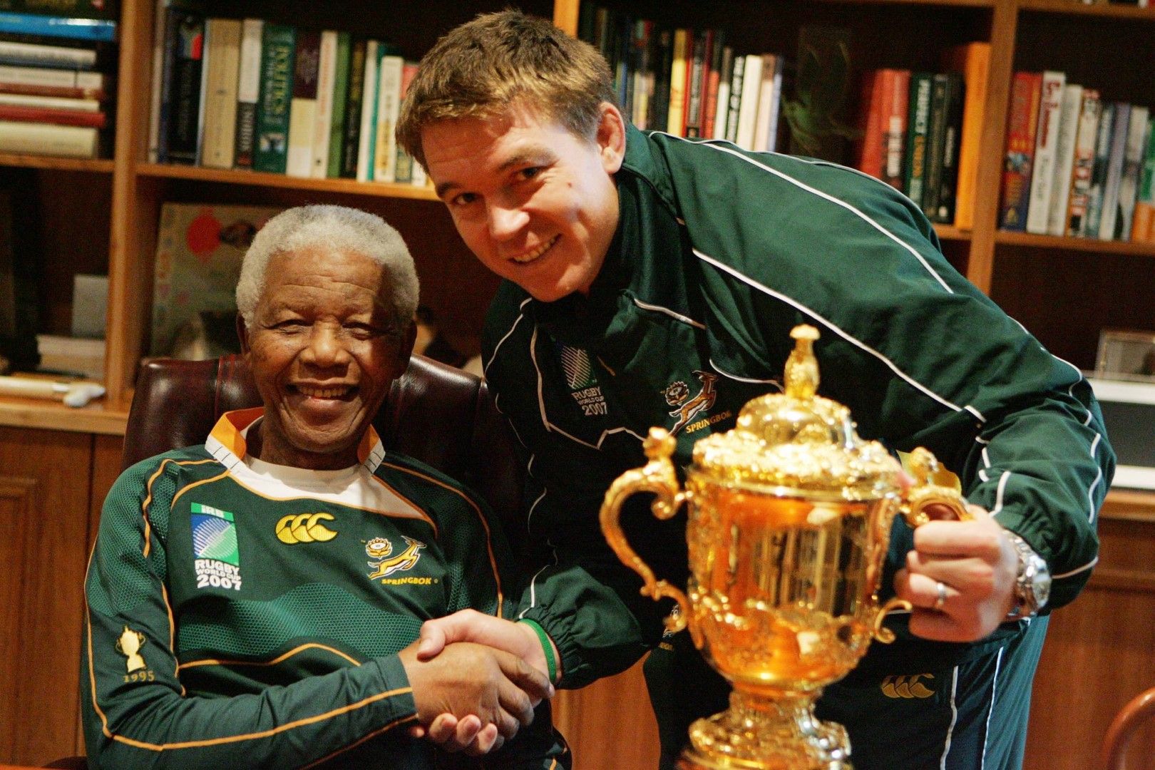 Нелсън Мандела и капитанът на отбора на Южна Африка от 2007 г. - Джон Смит, с трофея, спечелен за втори път от страната