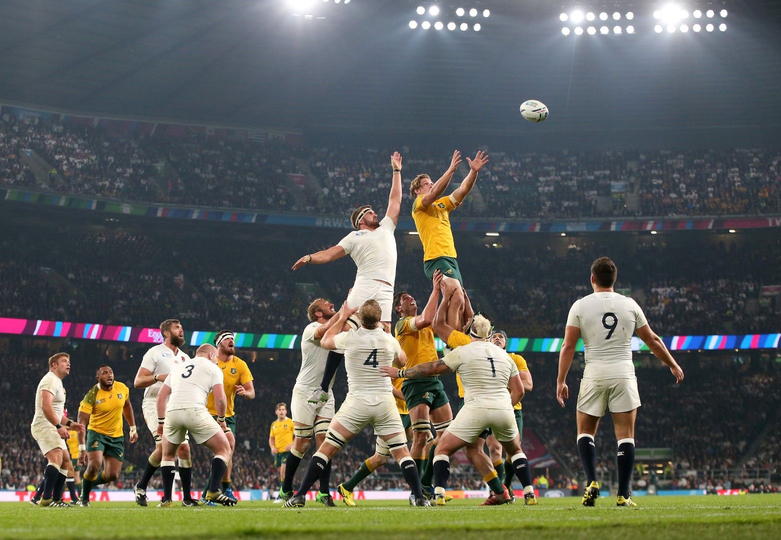 Класика - Англия - Австралия на миналото първенство, като домакините шоково отпаднаха още в групата