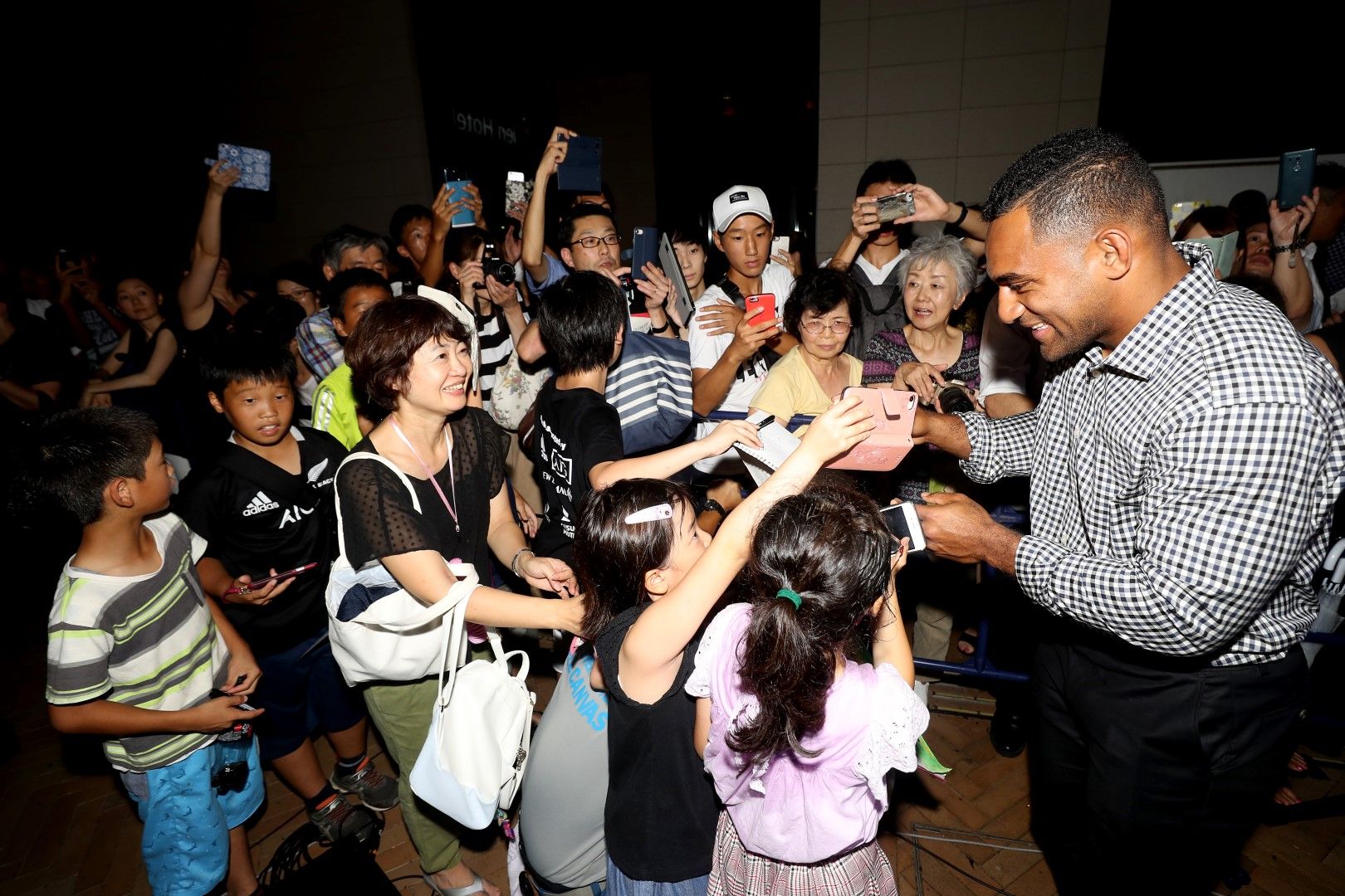 Шампионите от Нова Зеландия бяха чакани от стотици на летището в Япония, въпреки че пристигнаха почти в полунощ