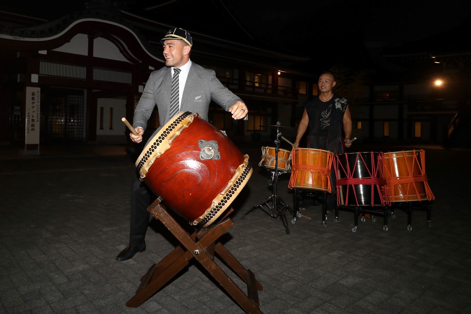 Новозеландците пристигнаха в Кашива, посрещнати по традиционен японски обичай с музика и танци