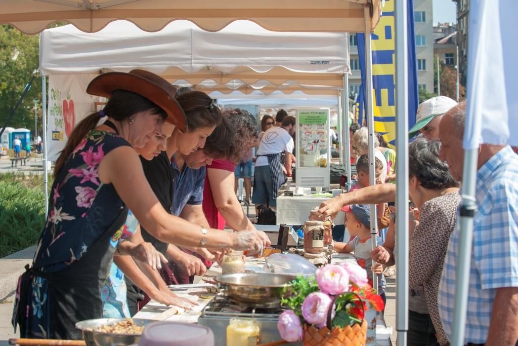 Без сили остана и екипът на "Дивата ферма", на чийто щанд Благовеста Василева предлагаше на гостите на фестивала току-що изпържени телешки гюзлеми и специални колбаси и консерви приготвени от биосертифицирано месо.