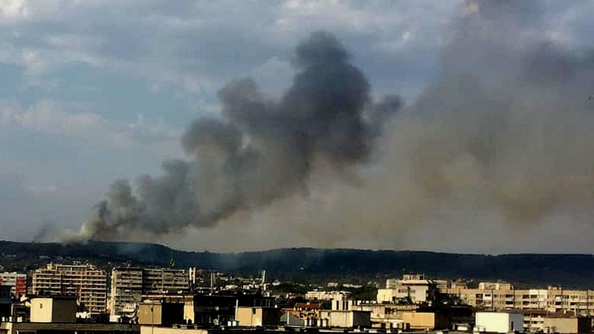 Пожар гори близо до варненския квартал Възраждане Сигналът за избухналия