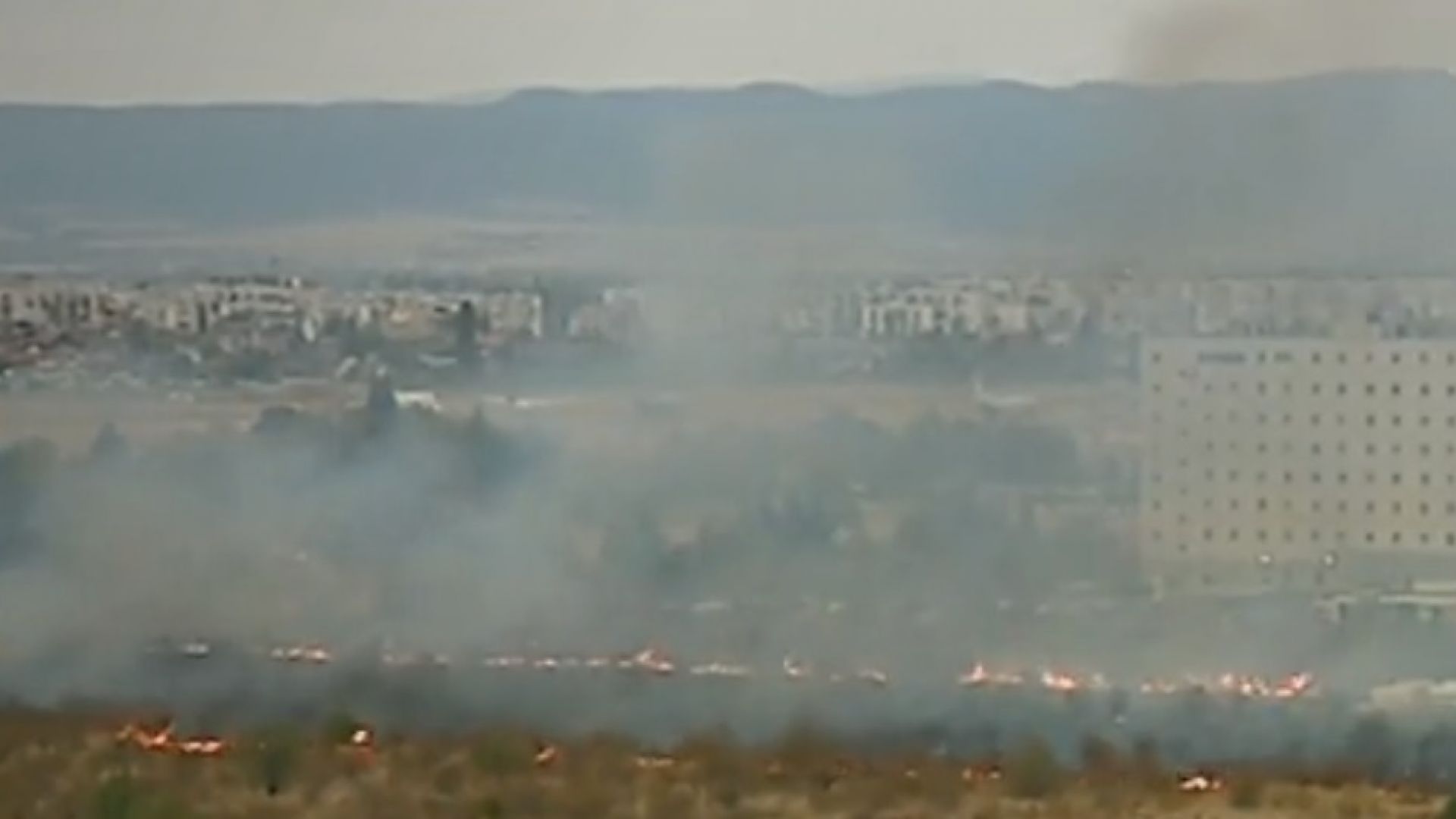 Голям пожар пламна близо до летище София Горят декари сухи