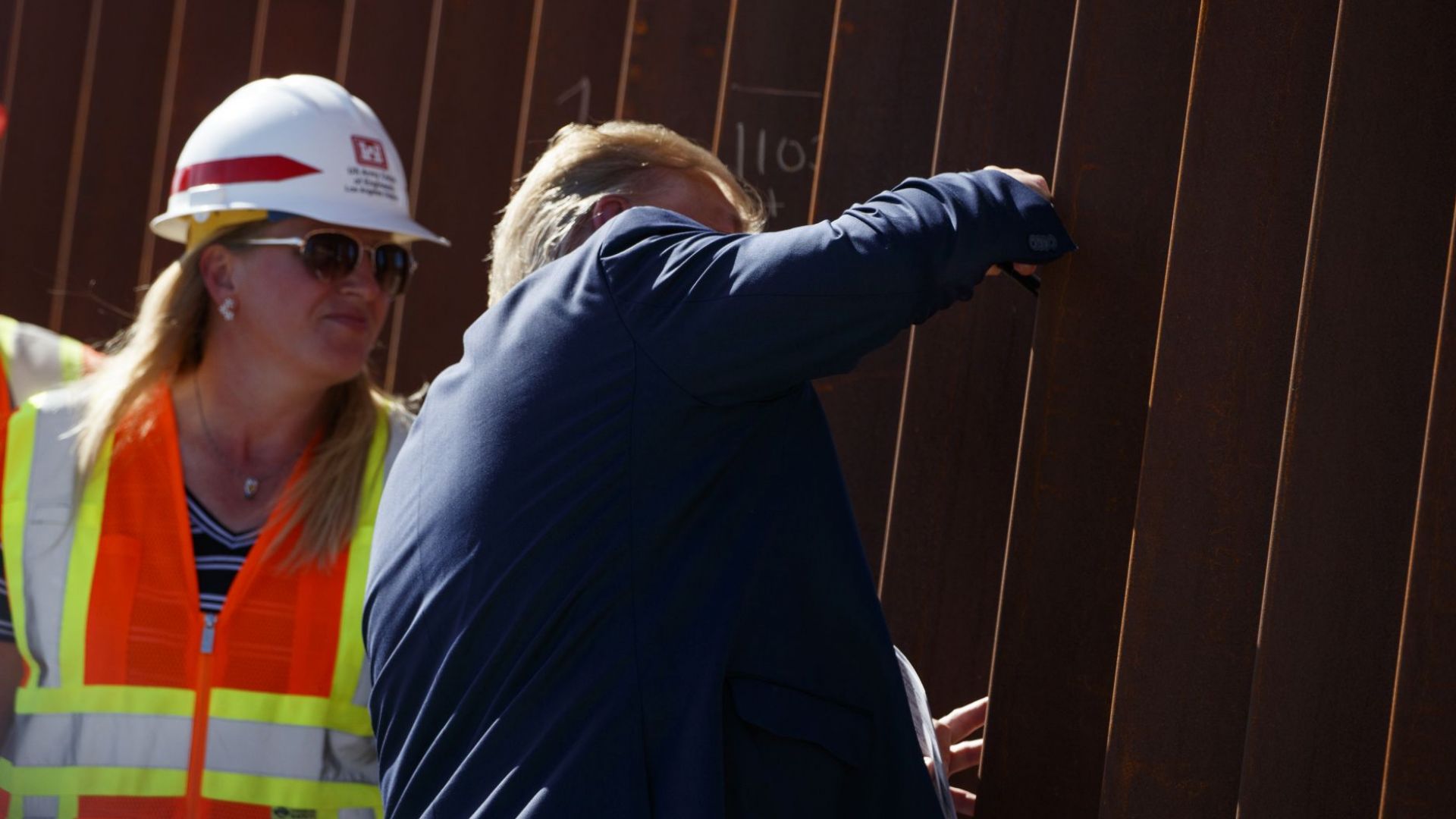 Президентът на САЩ Доналд Тръмп остави подписа си на стената