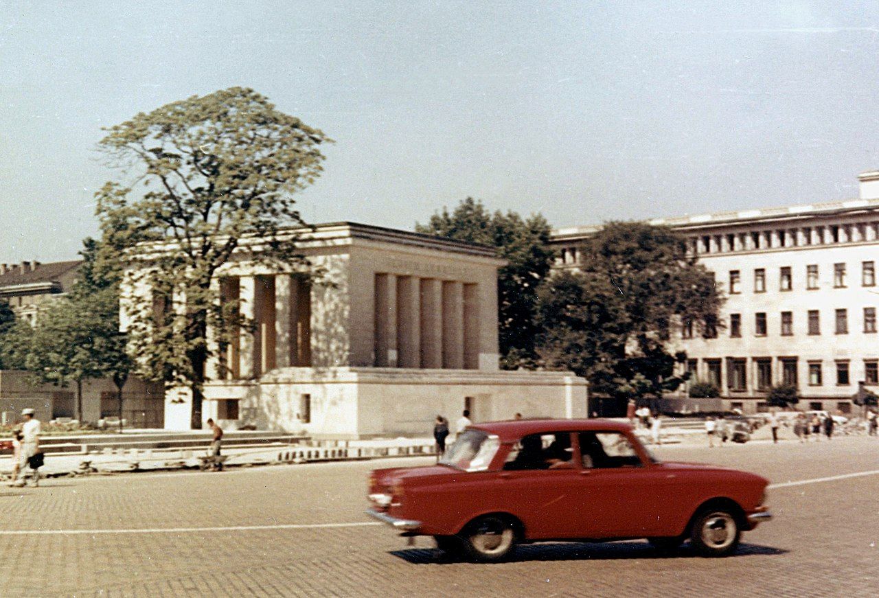 Мавзолеят, в който социалистическият строй постави балсамираното тяло на Димитров