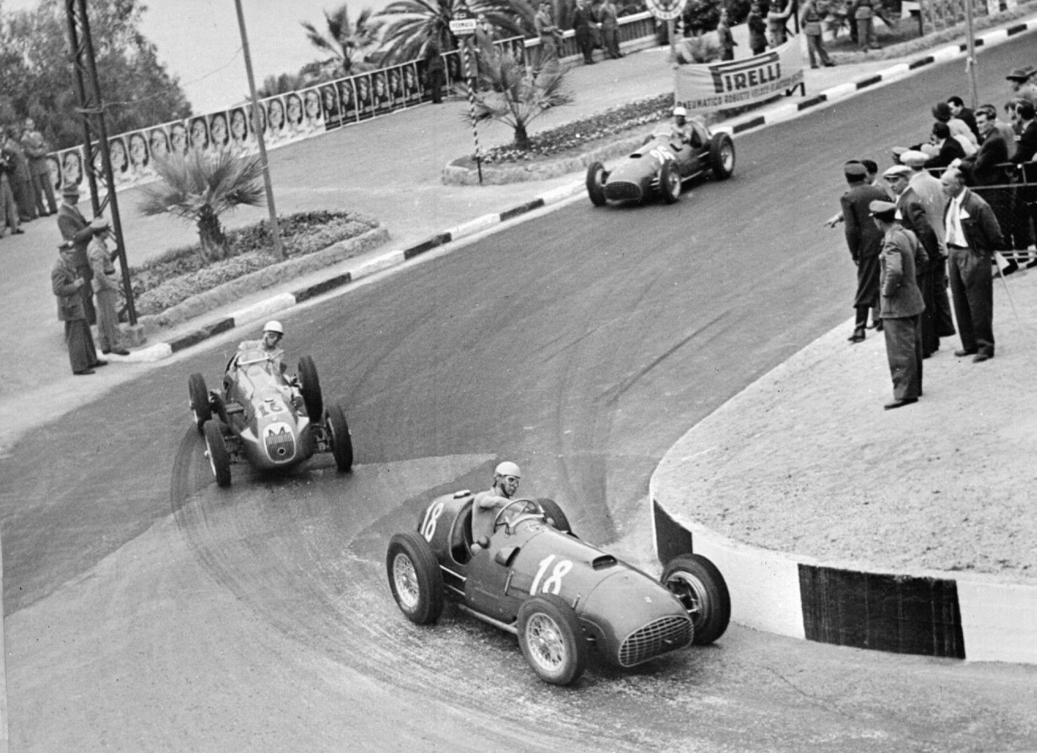  1951 година - Алберто Аскари с "Ферари" печели състезанието на Сан Ремо, като Мос остава втори.