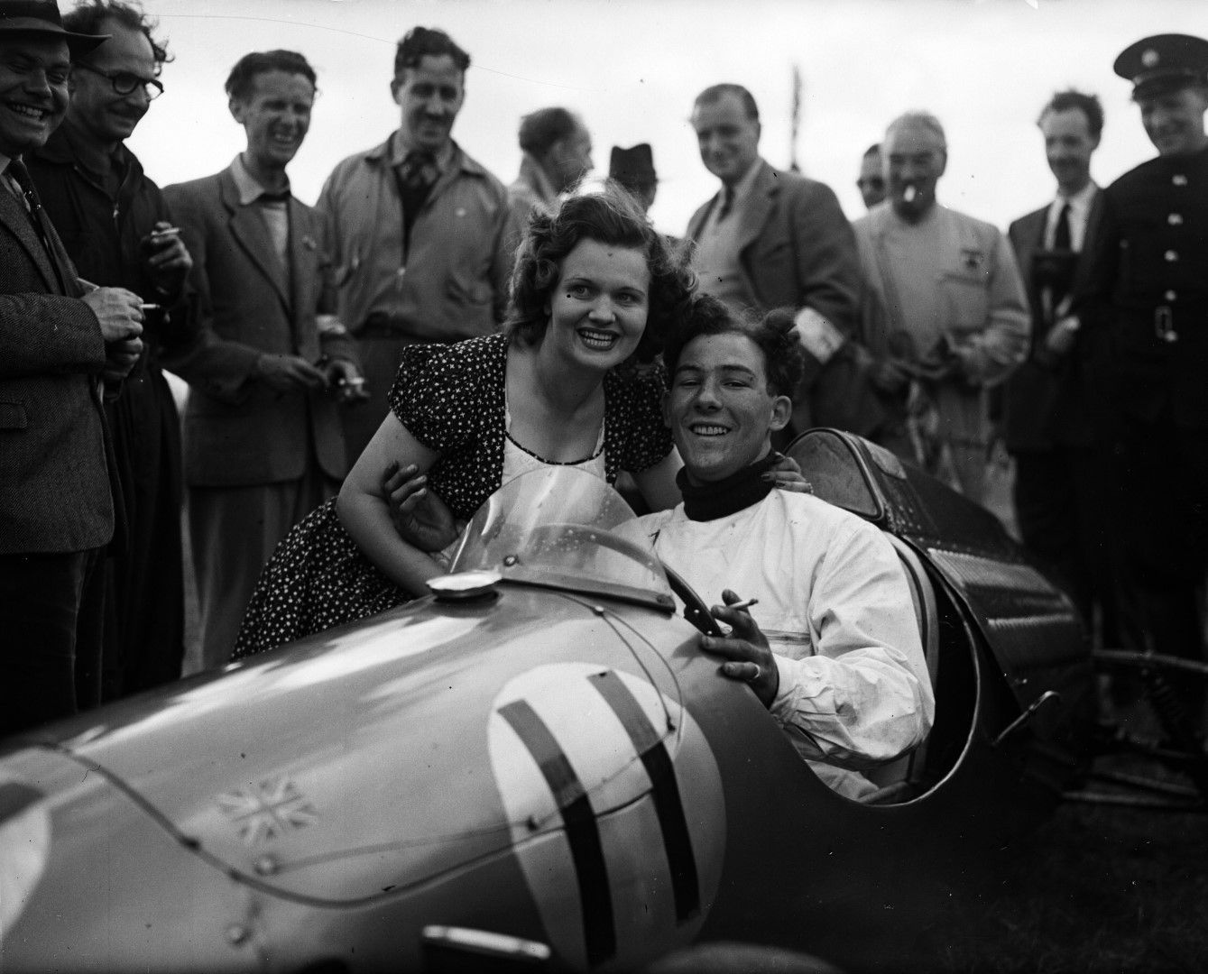 Стърлинг Мос през 1950-а бива поздравен за спечелване на състезание за 500-кубикови машини.