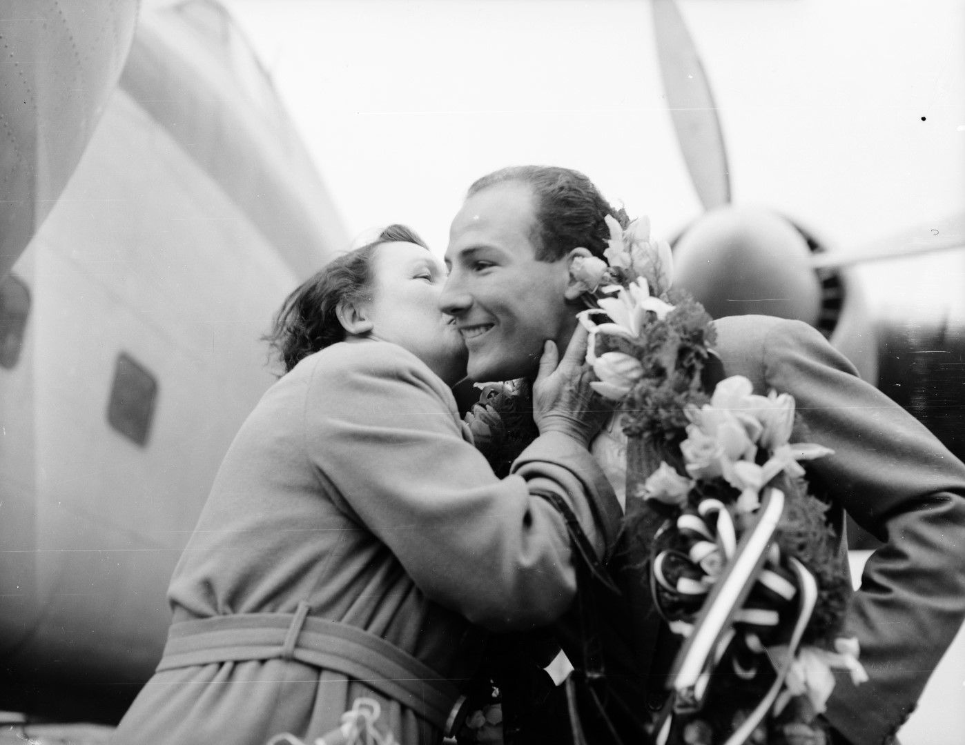 4 май 1955-а. Мос бива поздравен от майка си за поредната победа.