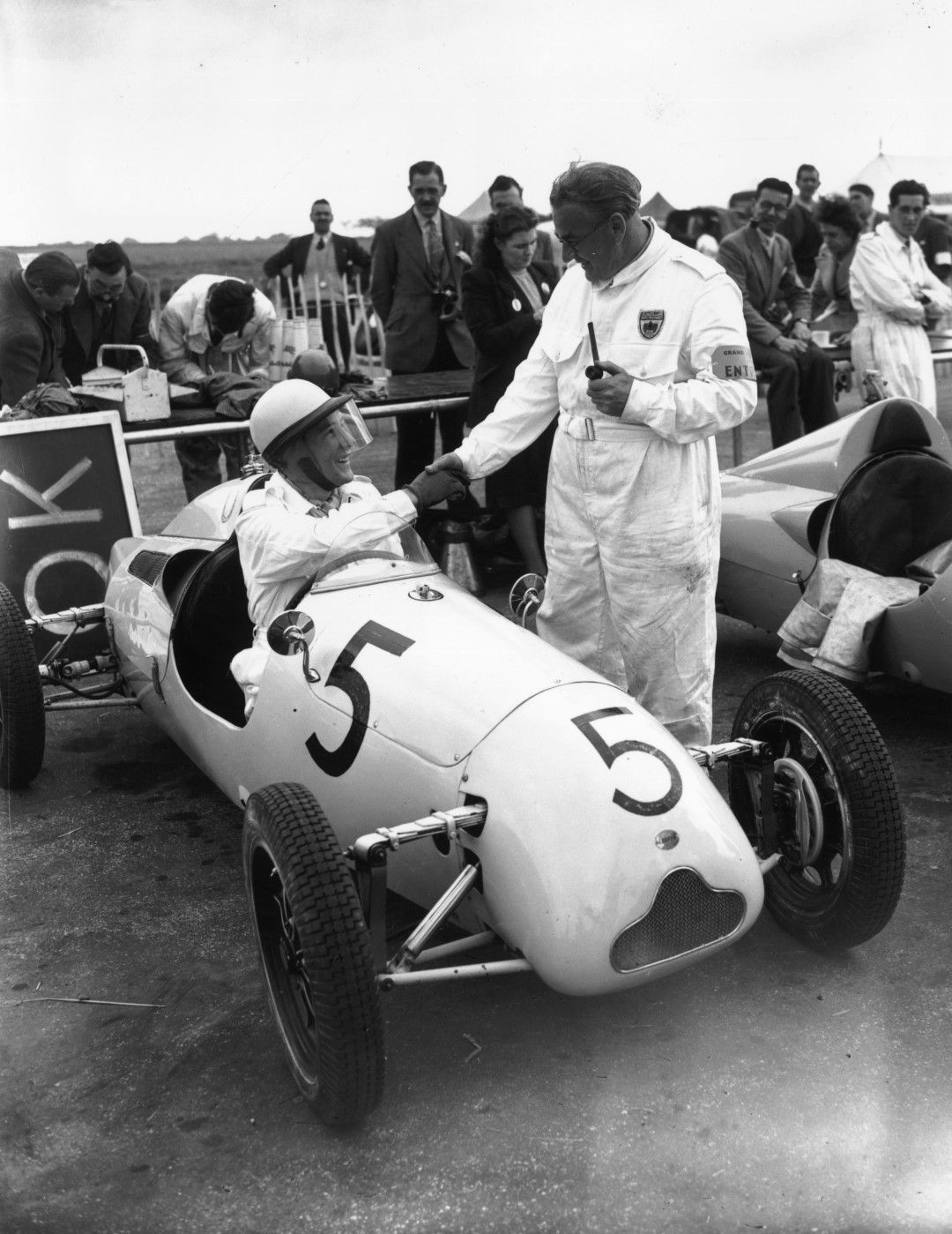 1948 г. Мос говори с баща си Алфред, който също е автомобилен пилот, преди поредното състезание