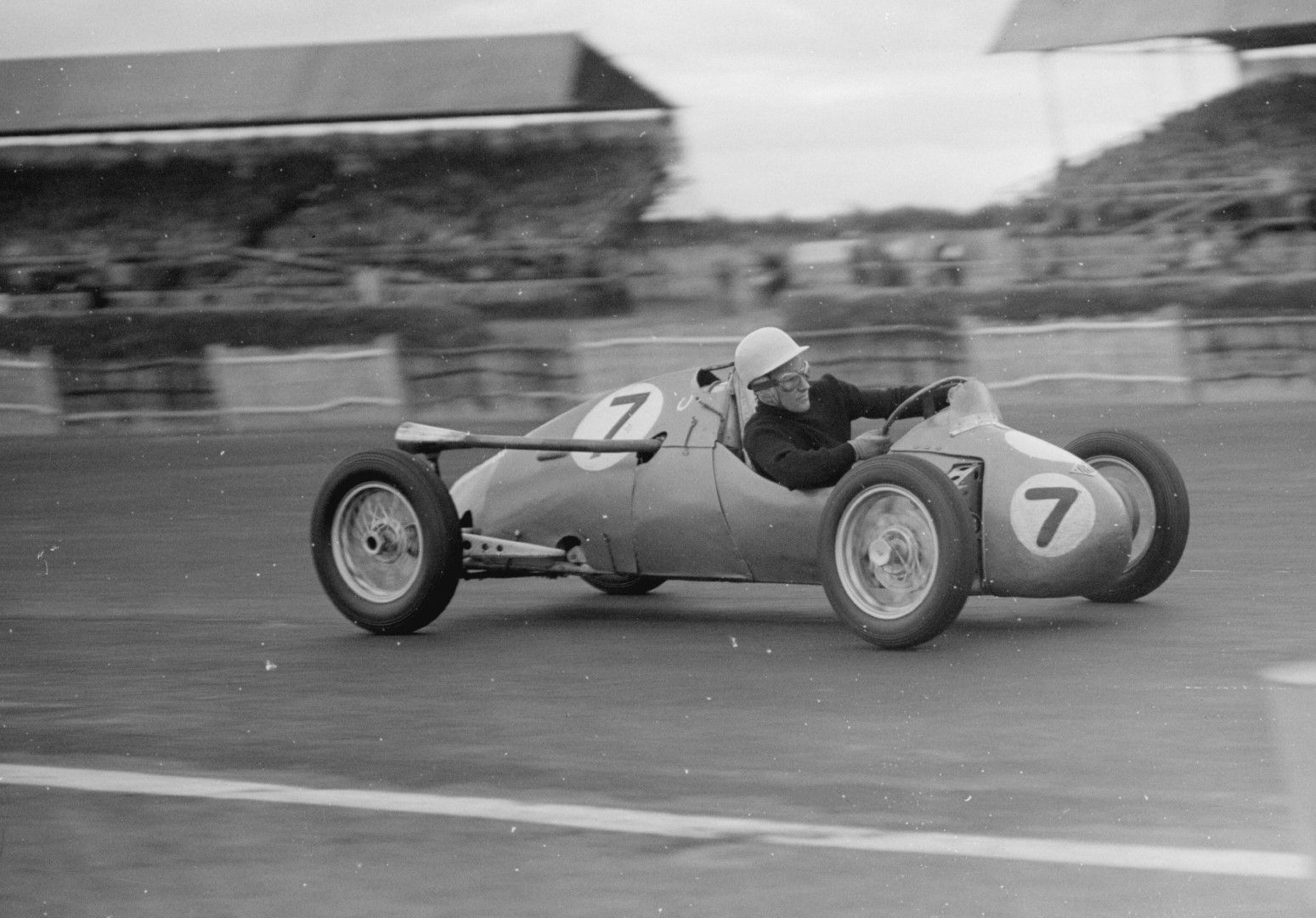 Мос печели състезание до 500 кубика през 1952-а на легендарната британска писта "Силвърстоун".