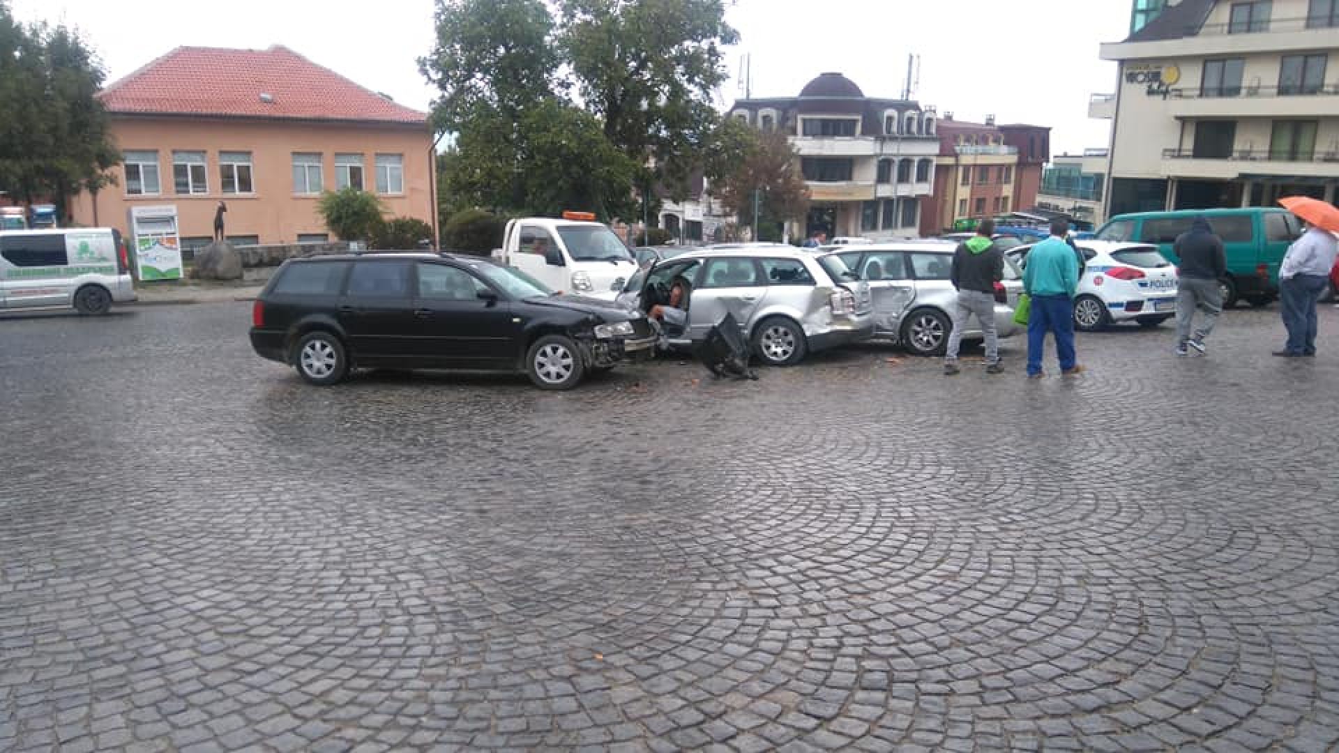 Кола на градския транспорт удари няколко автомобила на централния площад